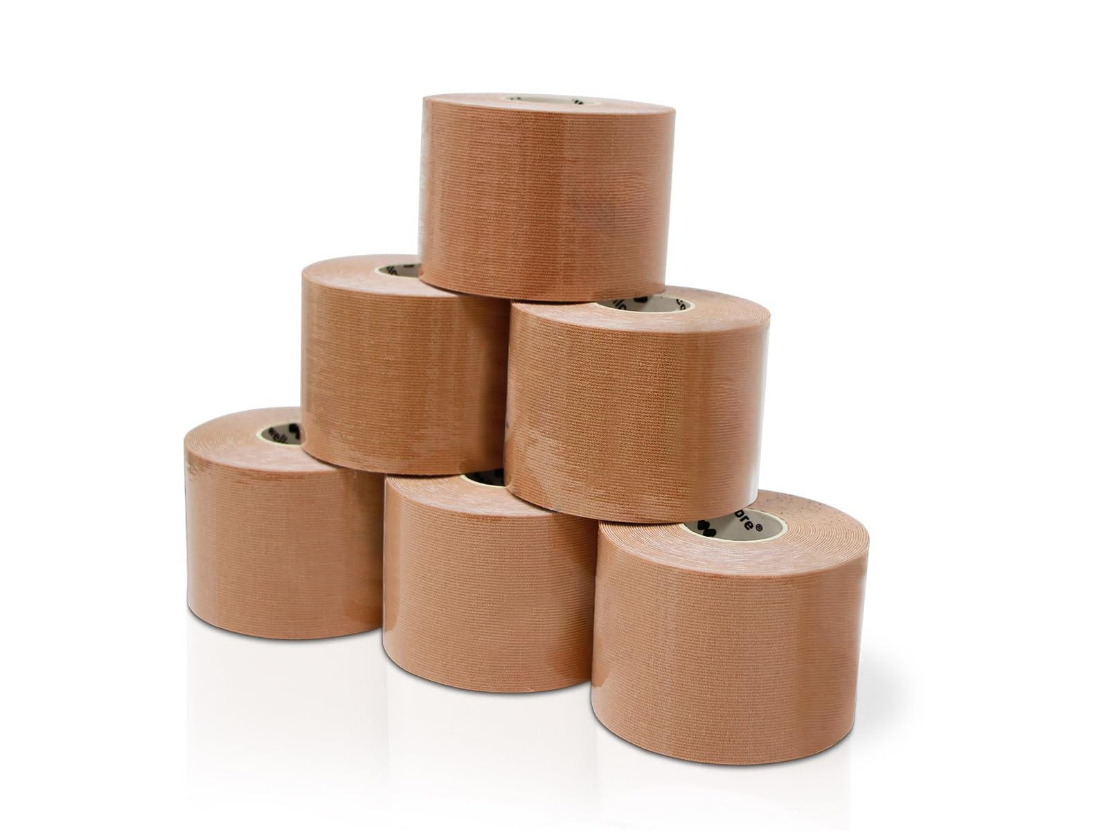 Seis rollos de cinta atlética color beige apilados en forma de pirámide sobre fondo blanco.