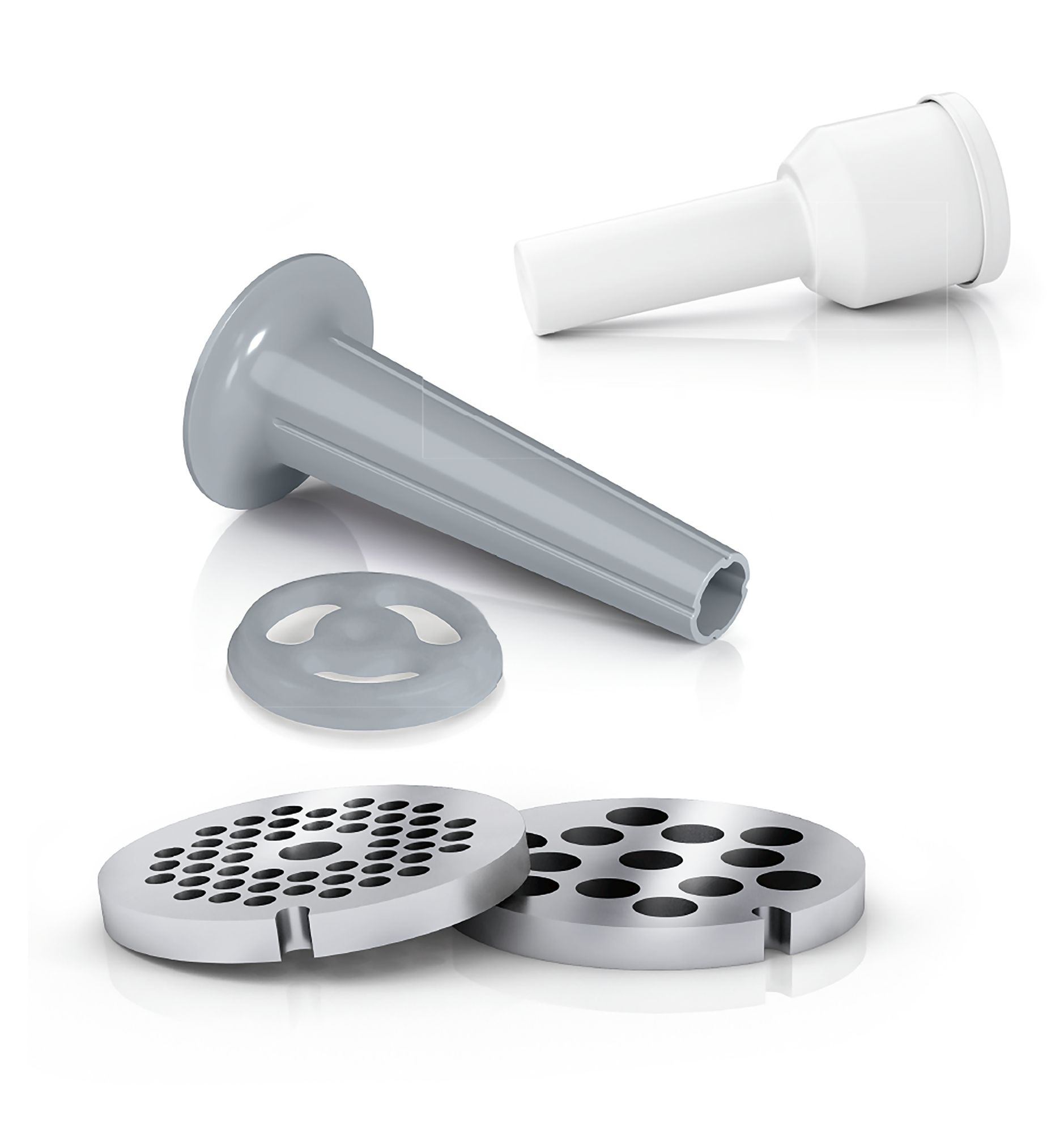 Części maszynki do mięsa: szara rura, biała dysza, dwie perforowane płyty i mały okrągły element, wszystko na białym tle.