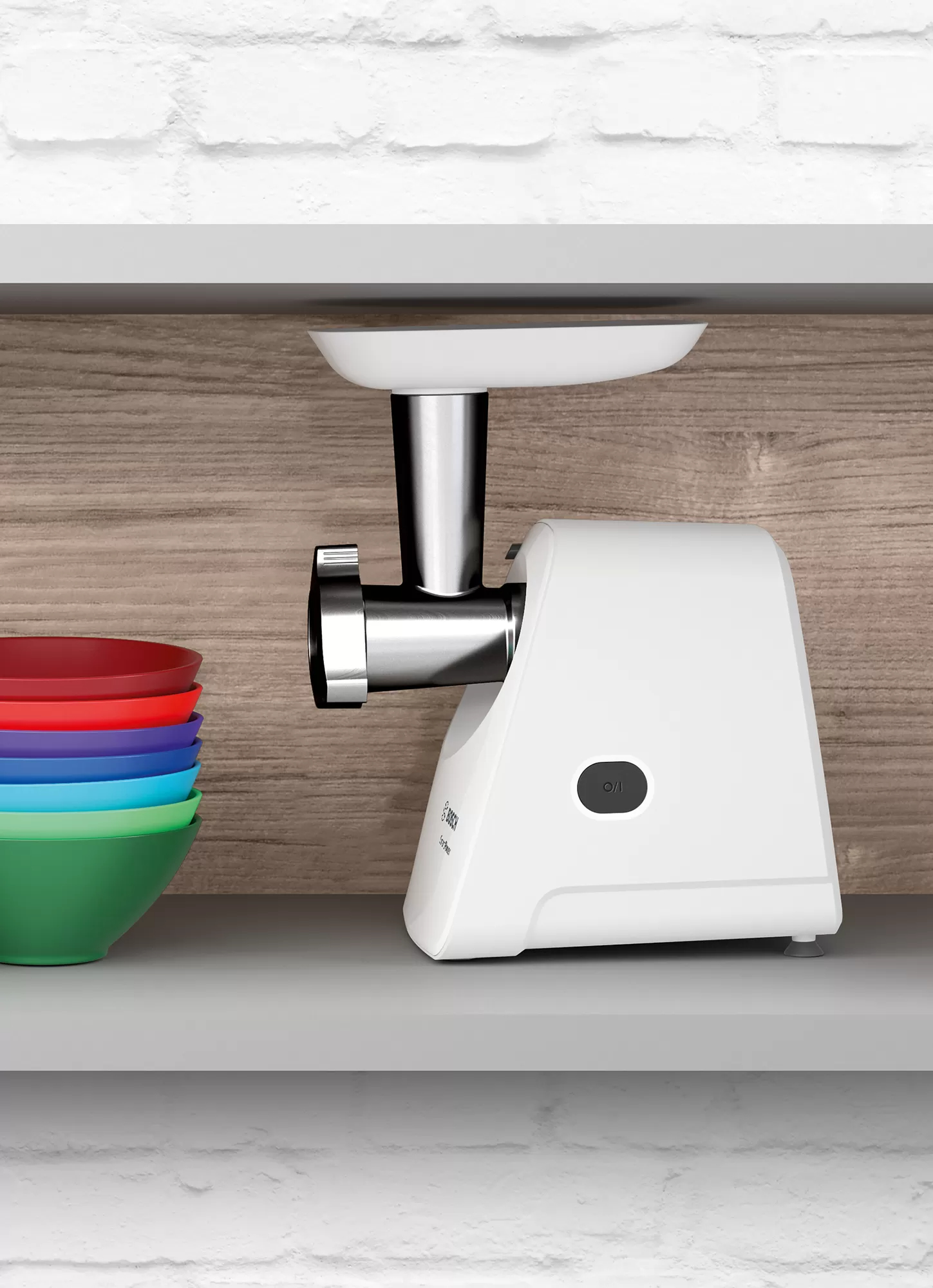 Biała maszynka do mięsa ze srebrnym osprzętem i stos kolorowych misek na półce.