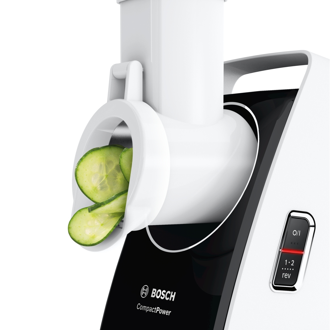 Un robot da cucina Bosch CompactPower bianco affetta cetrioli. I cetrioli affettati escono dal processore. Design bianco e nero.