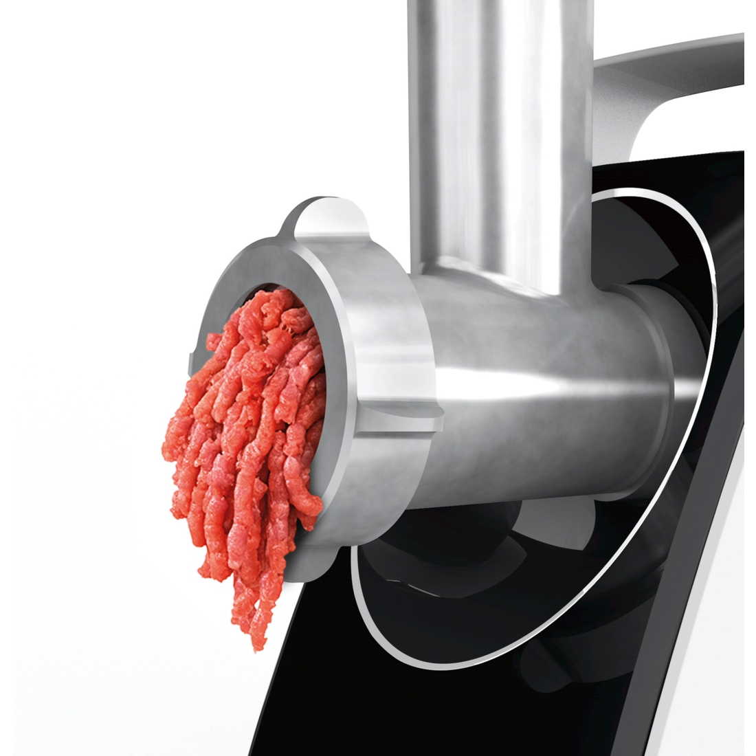 Un primo piano di un tritacarne che estrude carne macinata. Il tritacarne è argentato e la carne è rossa. Lo sfondo è bianco e nero.