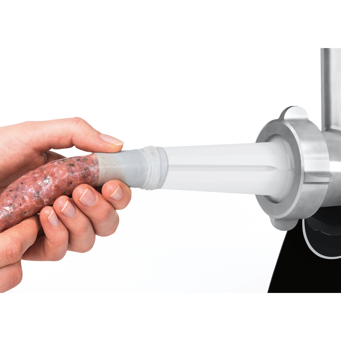Una mano tiene un budello di salsiccia che viene riempito da un tritacarne. La salsiccia è rosa, il tritacarne è argento e bianco.