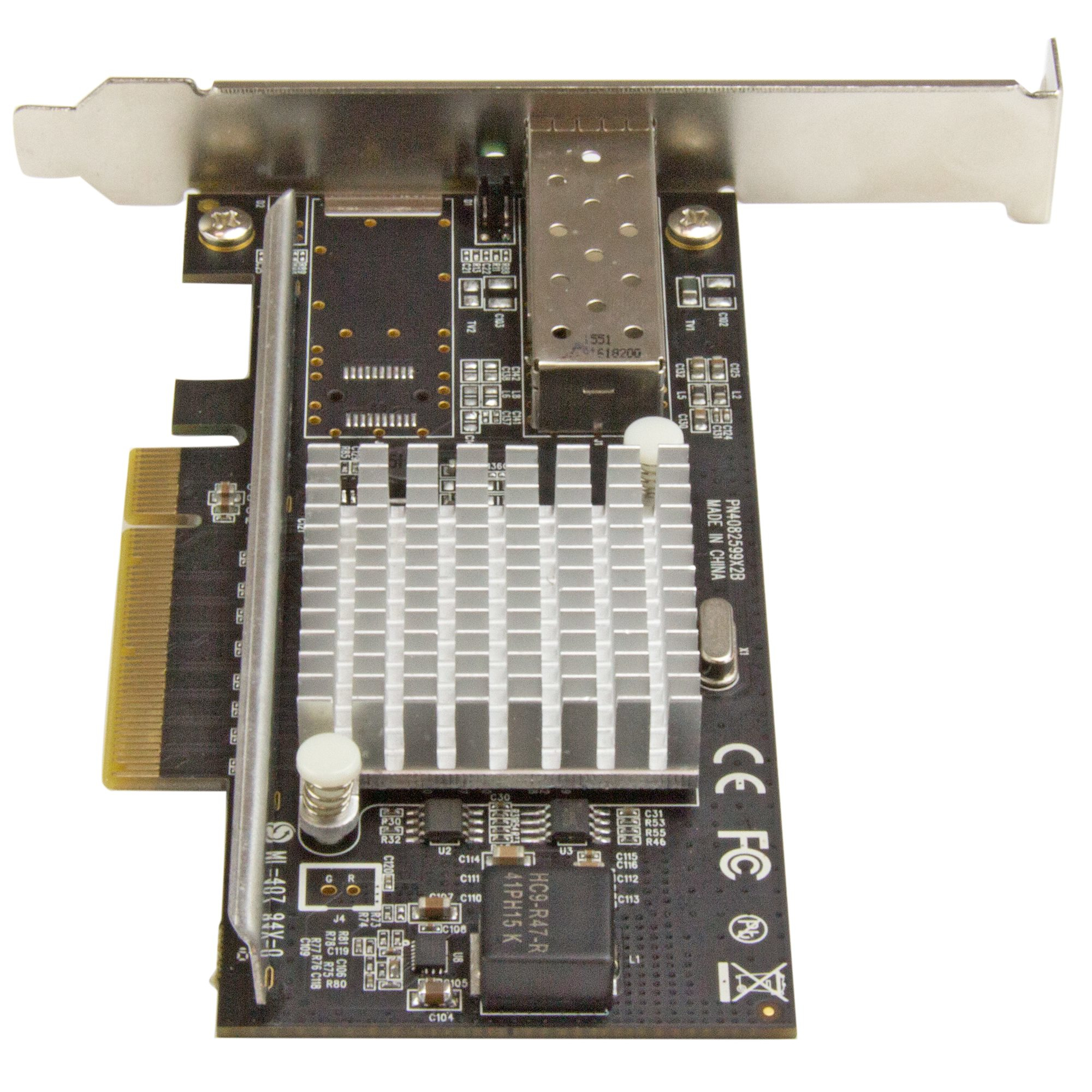 Una tarjeta de red informática con varios chips, un disipador de calor metálico y un conector.