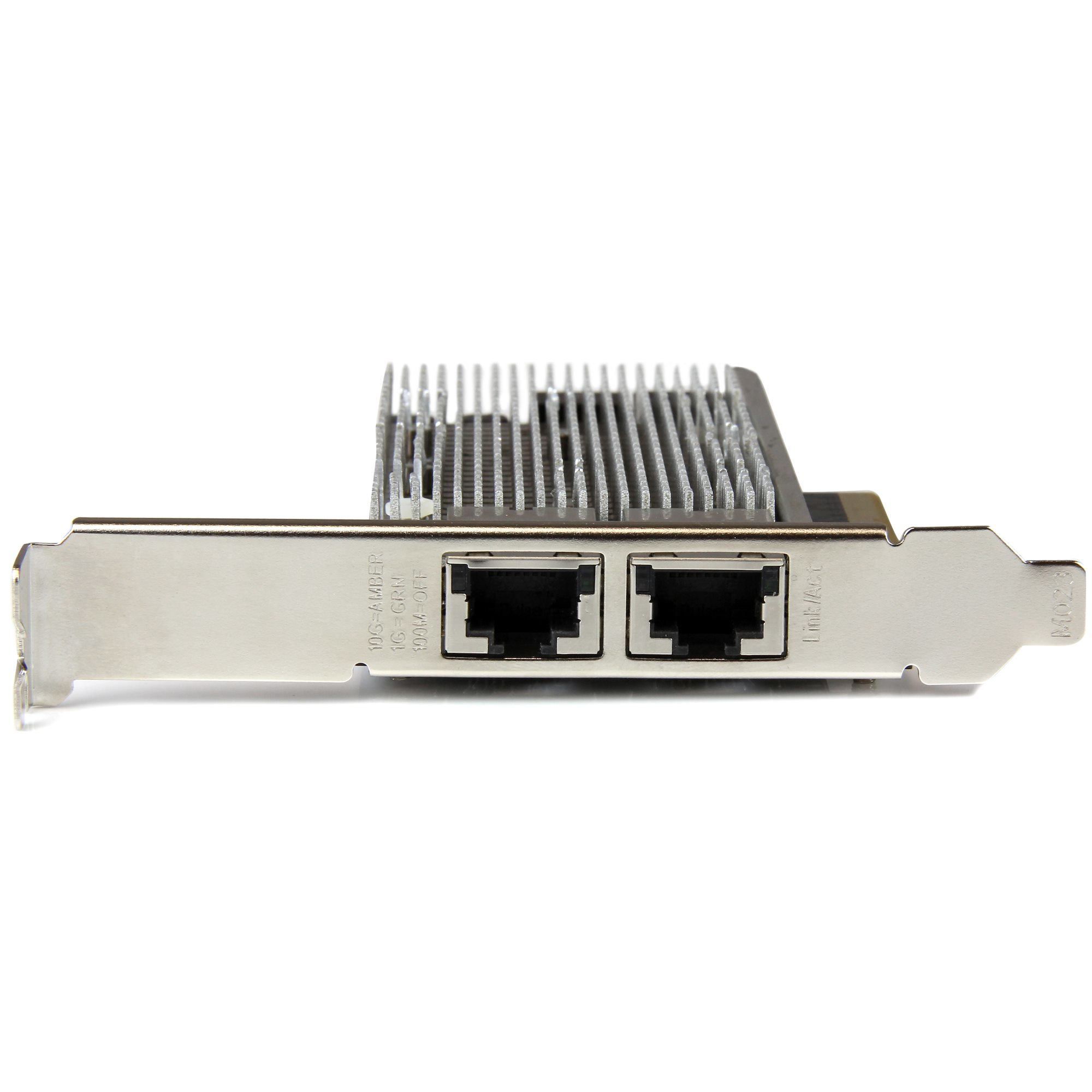 Una tarjeta de red plateada con dos puertos Ethernet y un disipador de calor, aislada sobre fondo blanco.