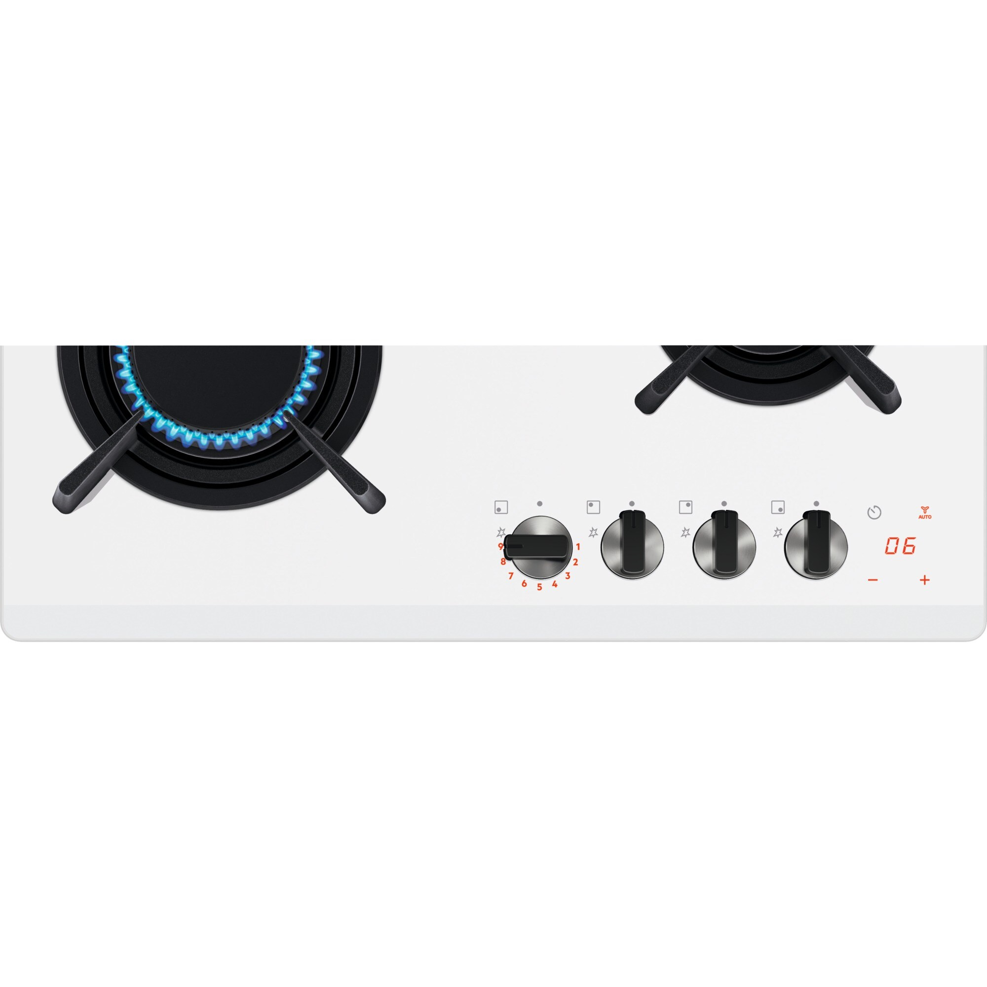 Fornello a gas bianco con fiamme blu. Manopole e display digitale visibili. Supporti neri.