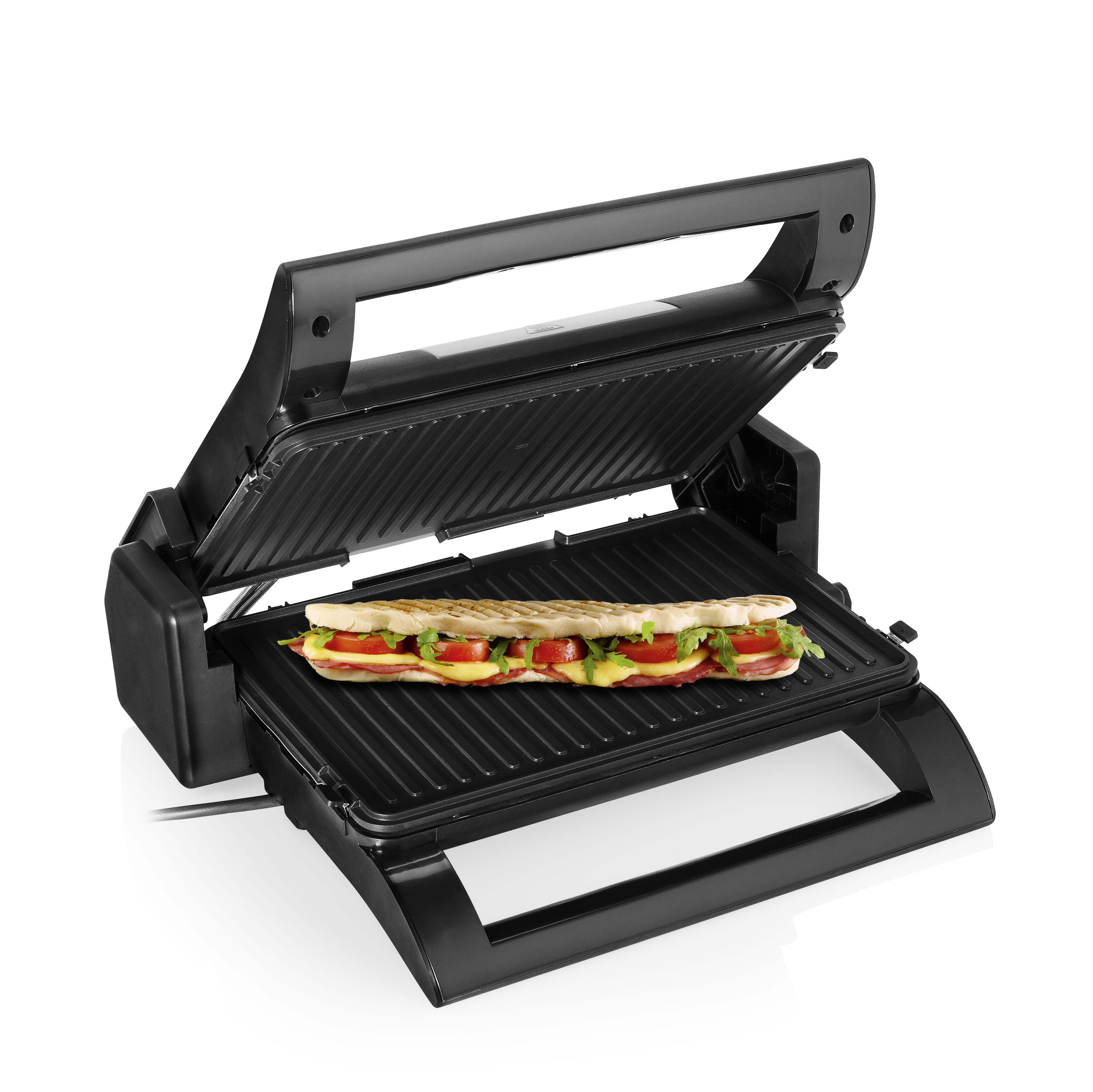 Ein schwarzer Panini-Grill mit offenem Deckel. Ein Sandwich mit Tomaten, Käse und Grünzeug liegt drin.