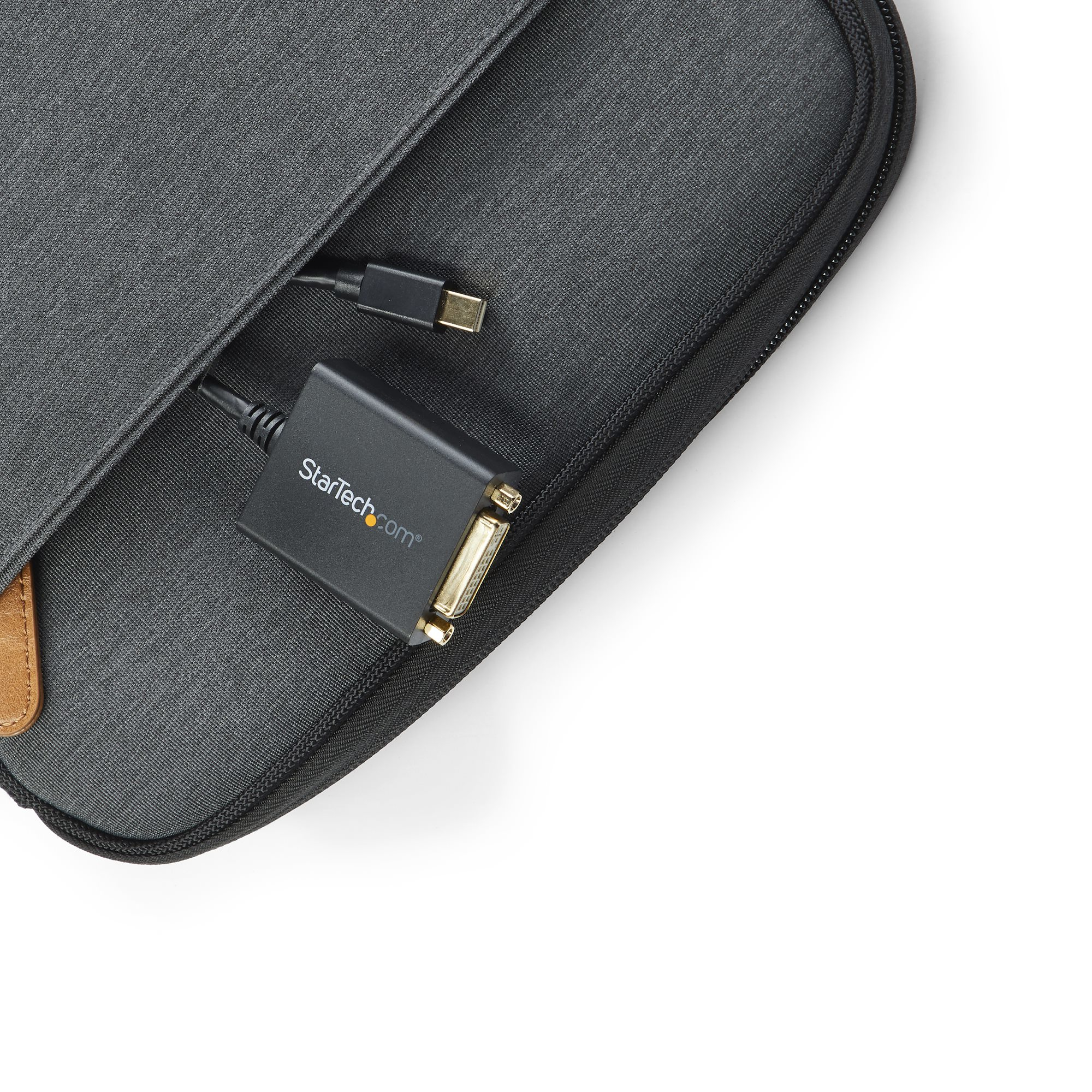 Una funda gris con un adaptador DVI negro y un cable USB-C son visibles. El adaptador StarTech.com está dentro de la funda.