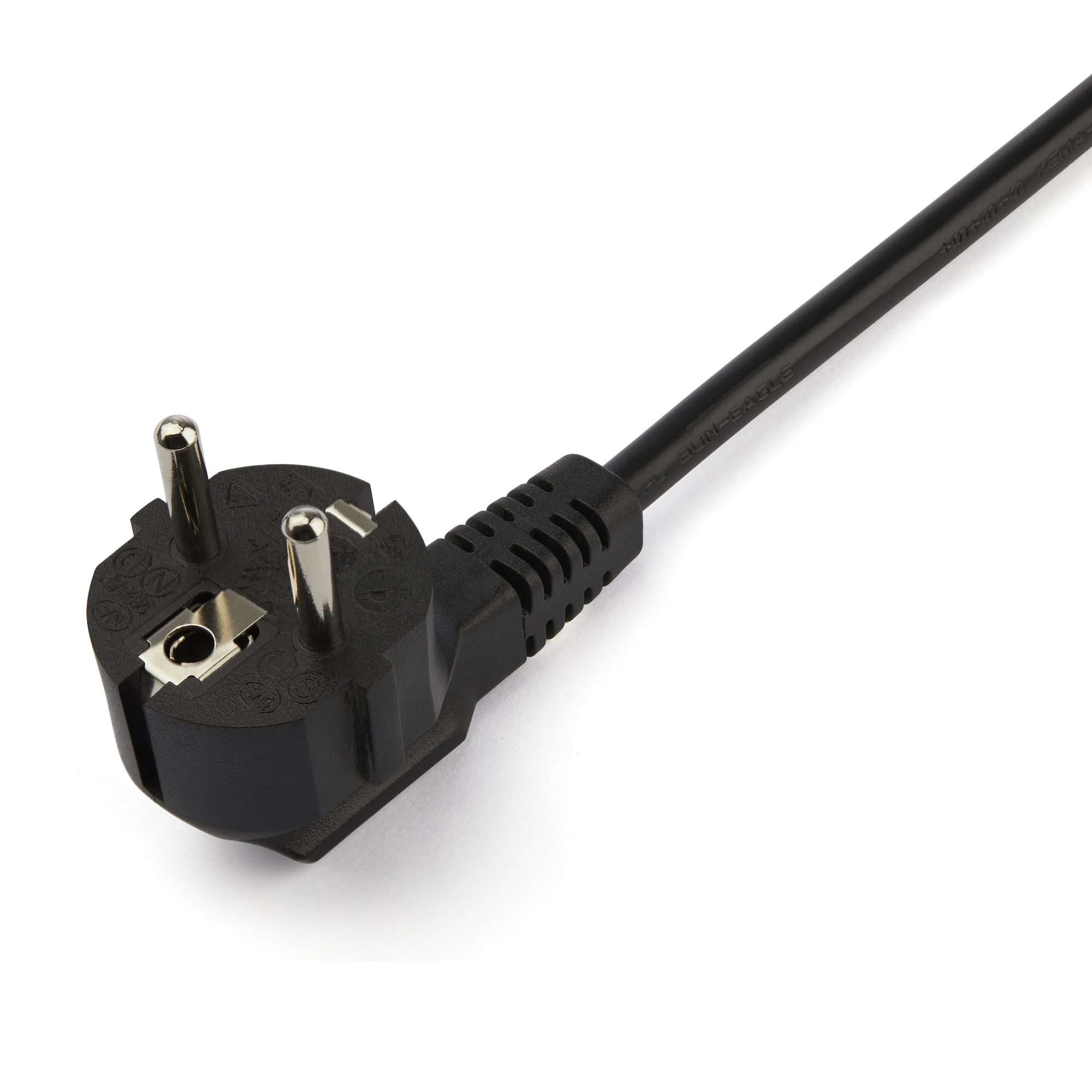 Un enchufe negro con tres clavijas y un cable negro se extiende diagonalmente sobre un fondo blanco.