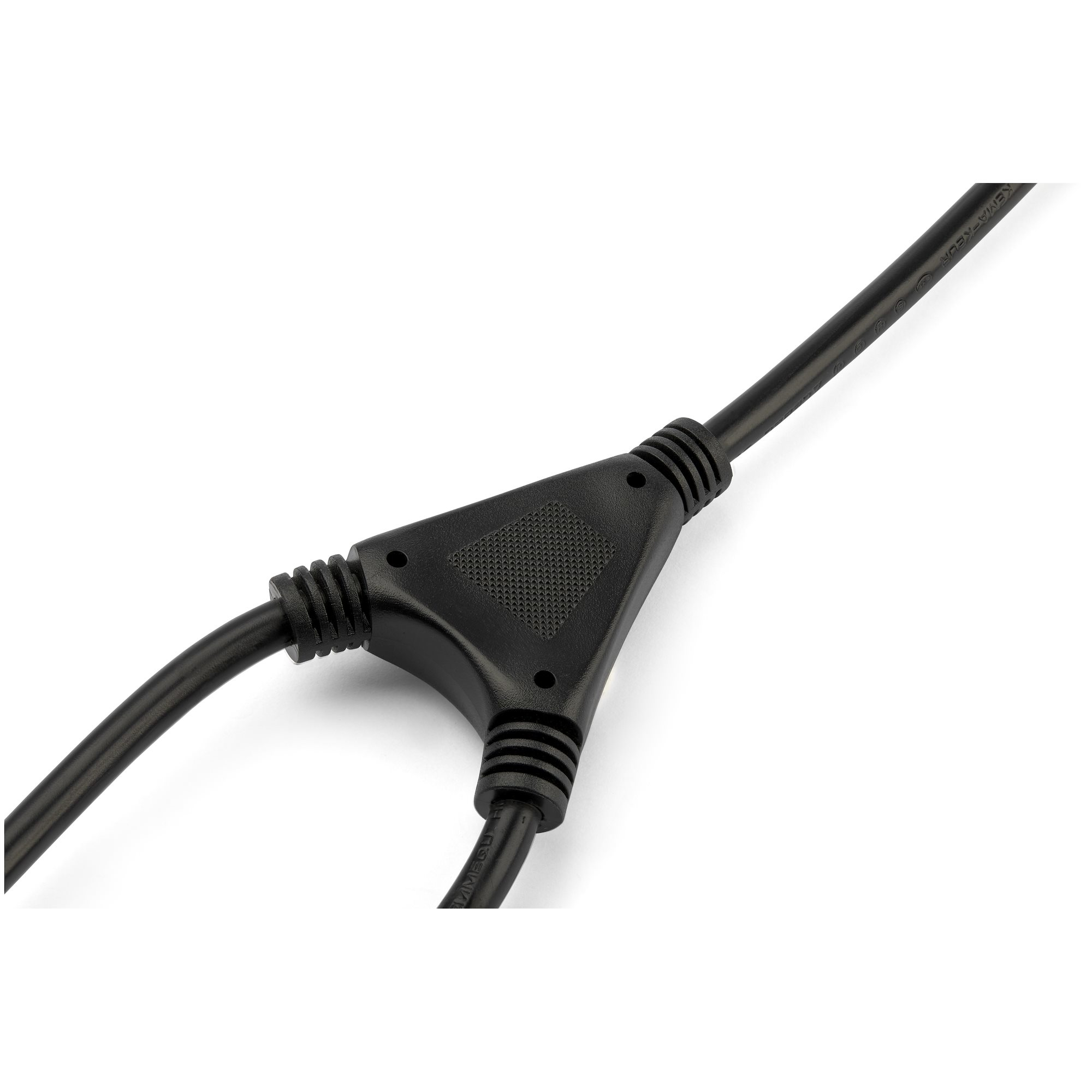 Cable divisor en Y negro sobre una superficie blanca. Tiene tres conectores y una unión triangular.