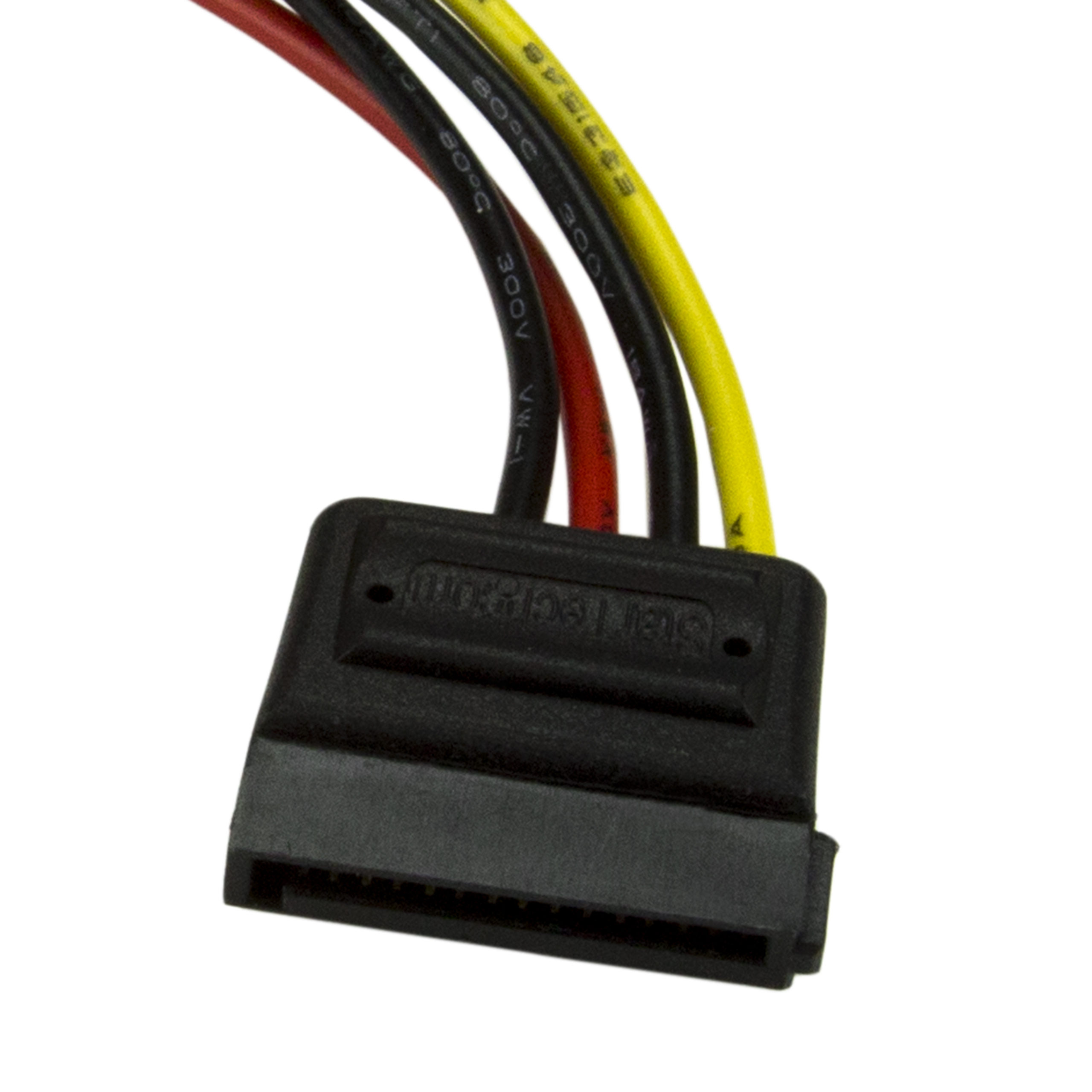 Un conector SATA negro con cables rojo, negro y amarillo que se extienden, sobre fondo blanco.