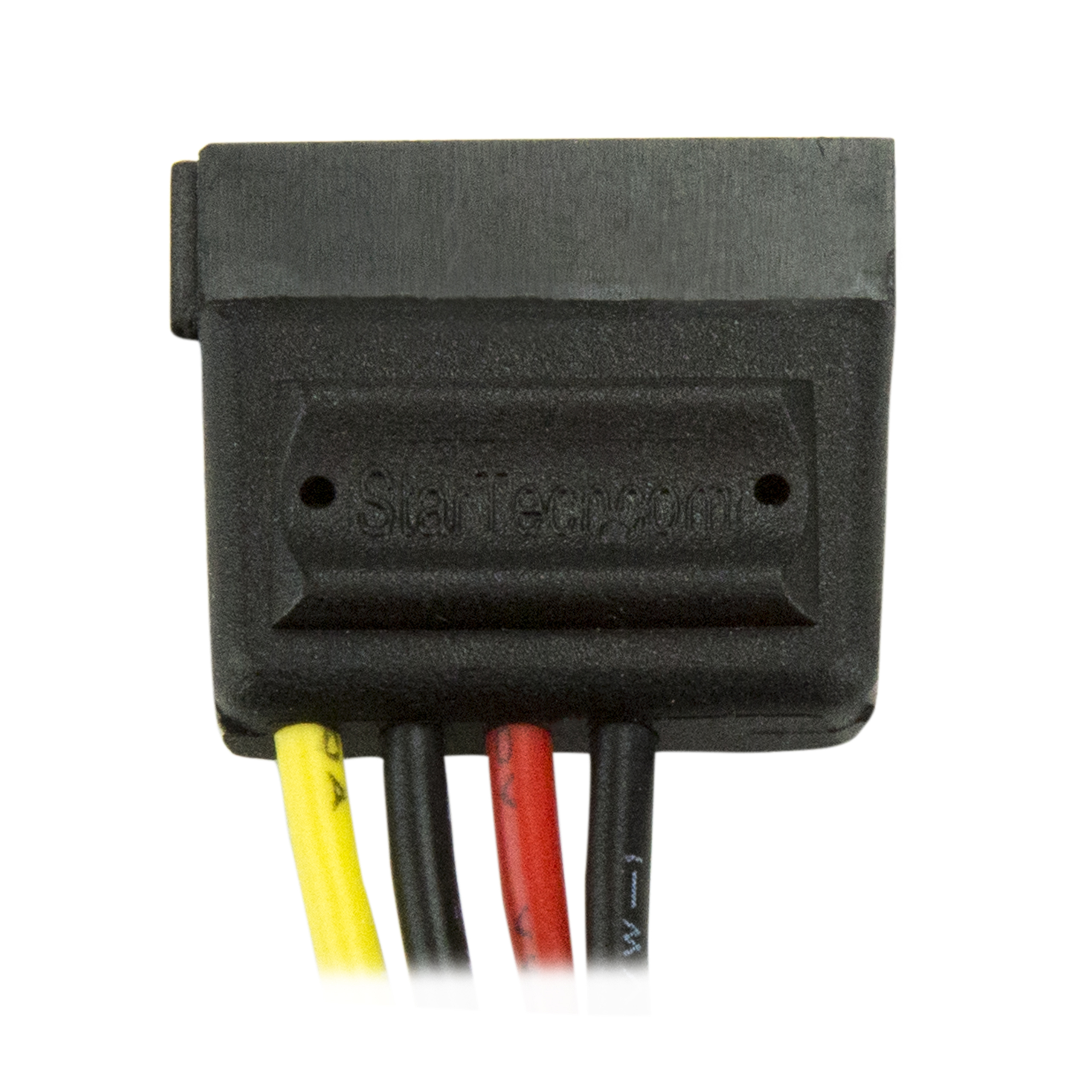 Un conector SATA negro con cables amarillos, negros y rojos. El conector tiene el logotipo de StarTech.com.