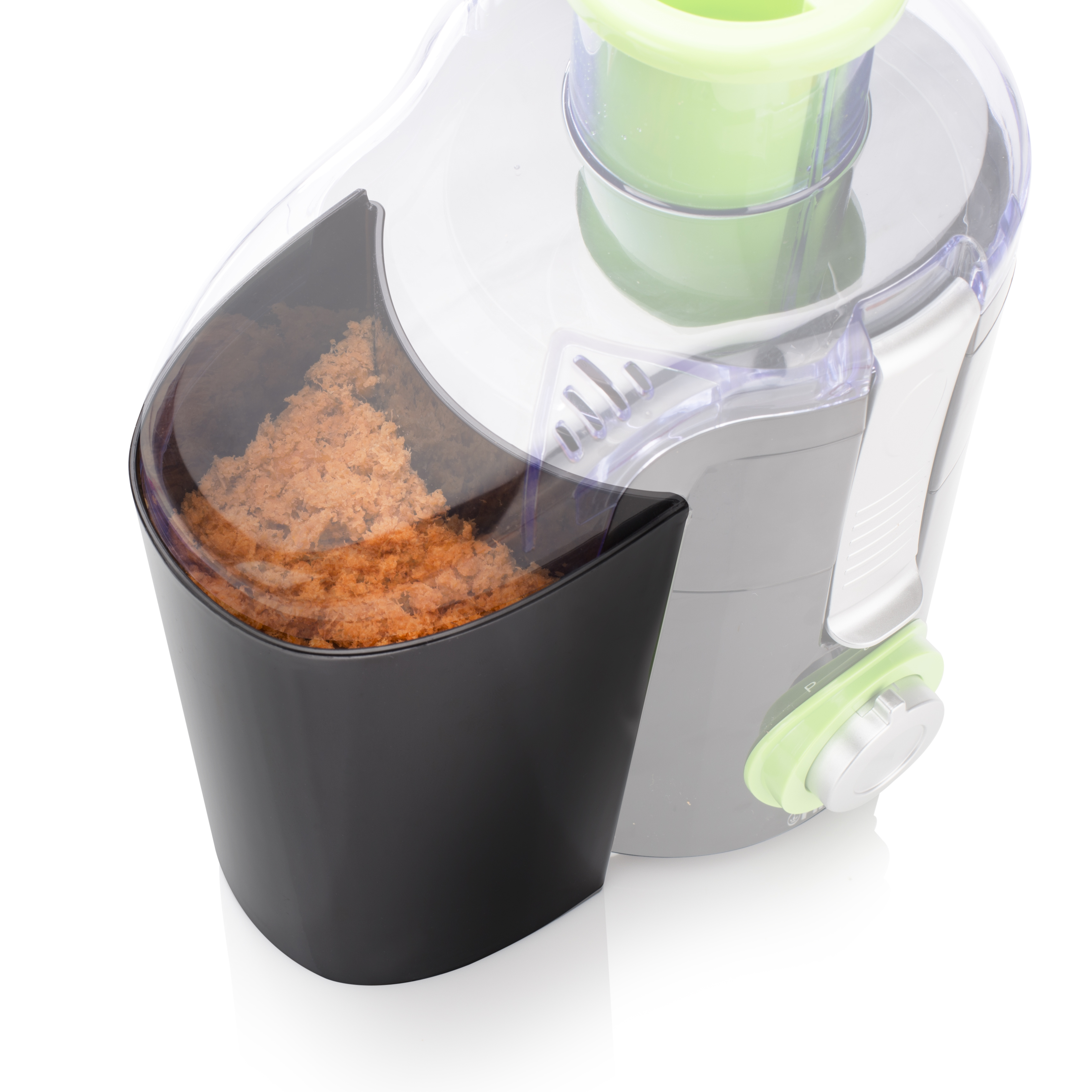 Una exprimidora con un recipiente negro lleno de pulpa marrón. Tiene un cuerpo verde y gris, una parte superior transparente.