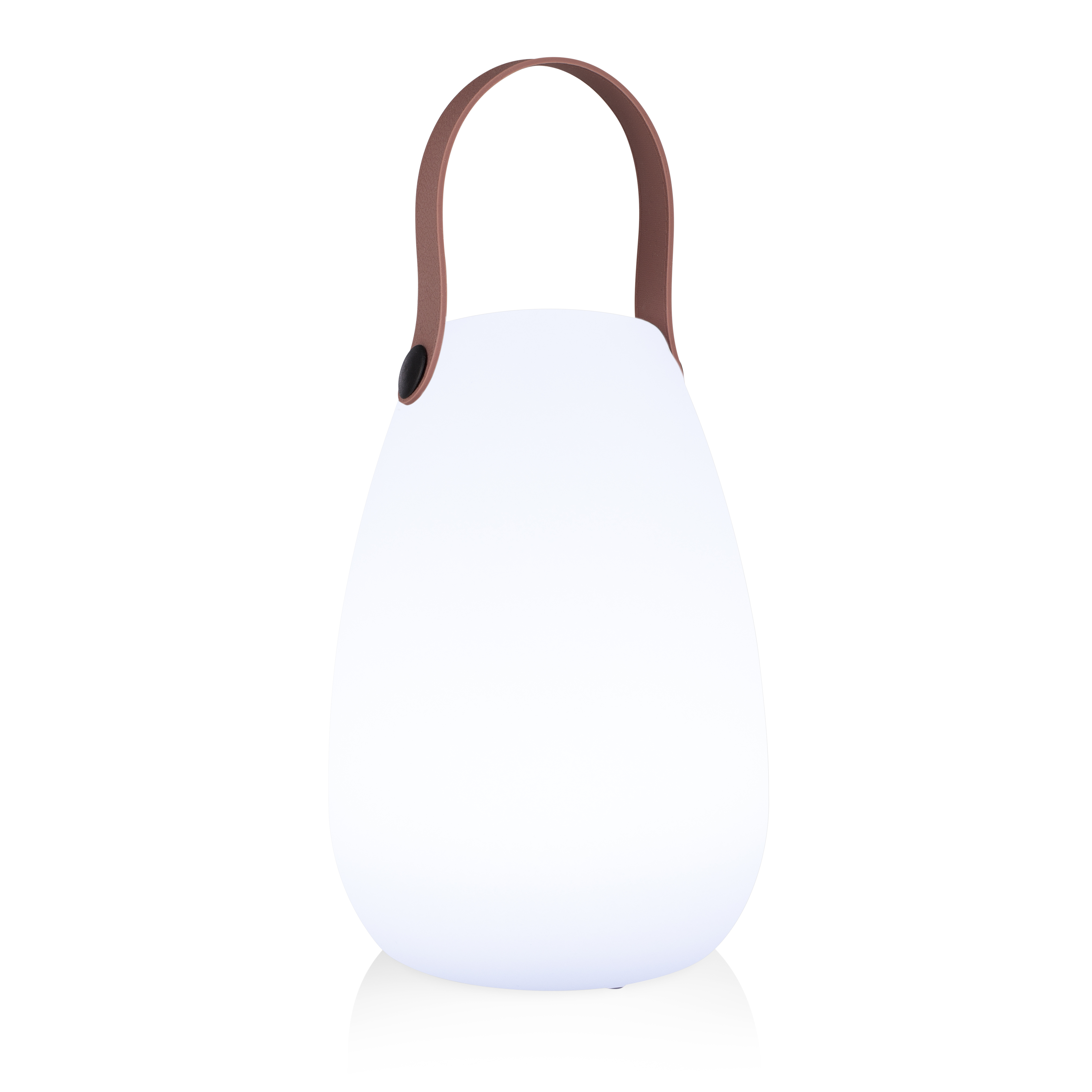 Een witte, druppelvormige lamp met een bruin lederen handvat. Staat op een wit oppervlak tegen een witte achtergrond.