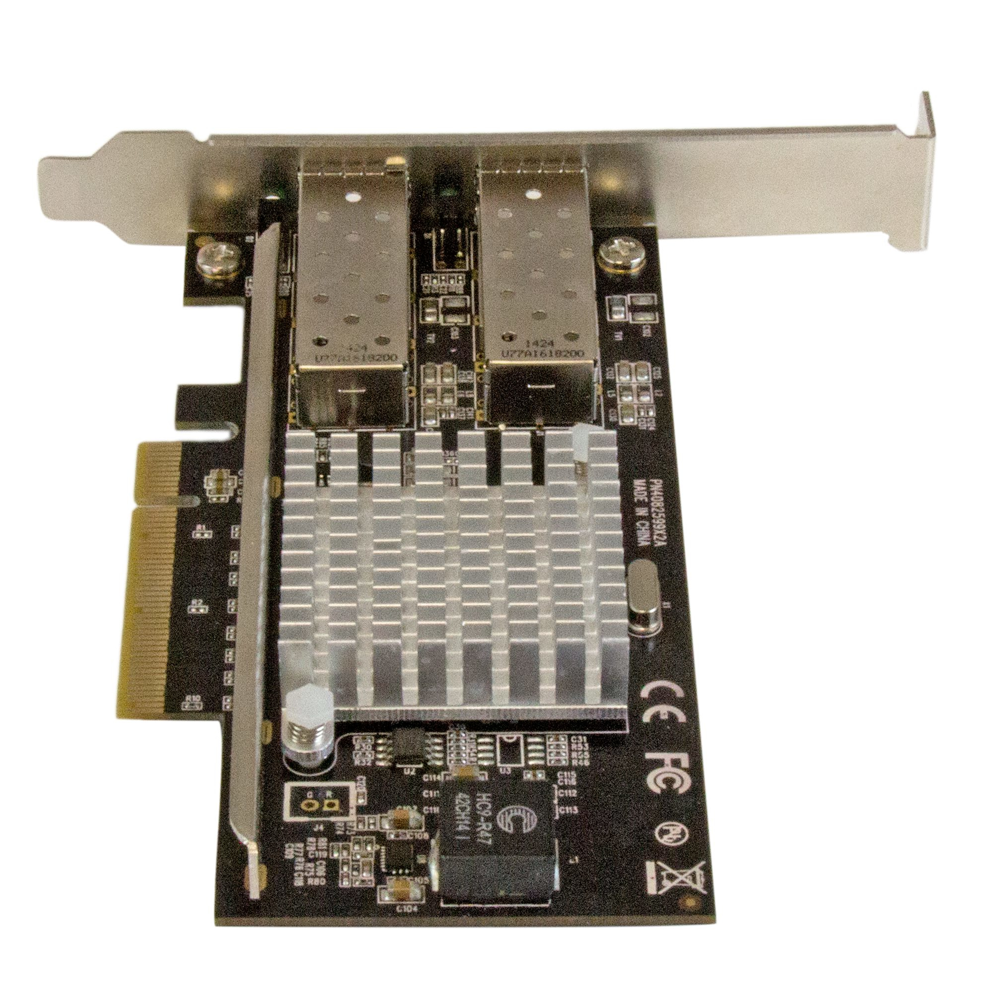 Una placa de circuito negro con componentes metálicos plateados, incluyendo un disipador de calor y dos puertos SFP, sobre fondo blanco.