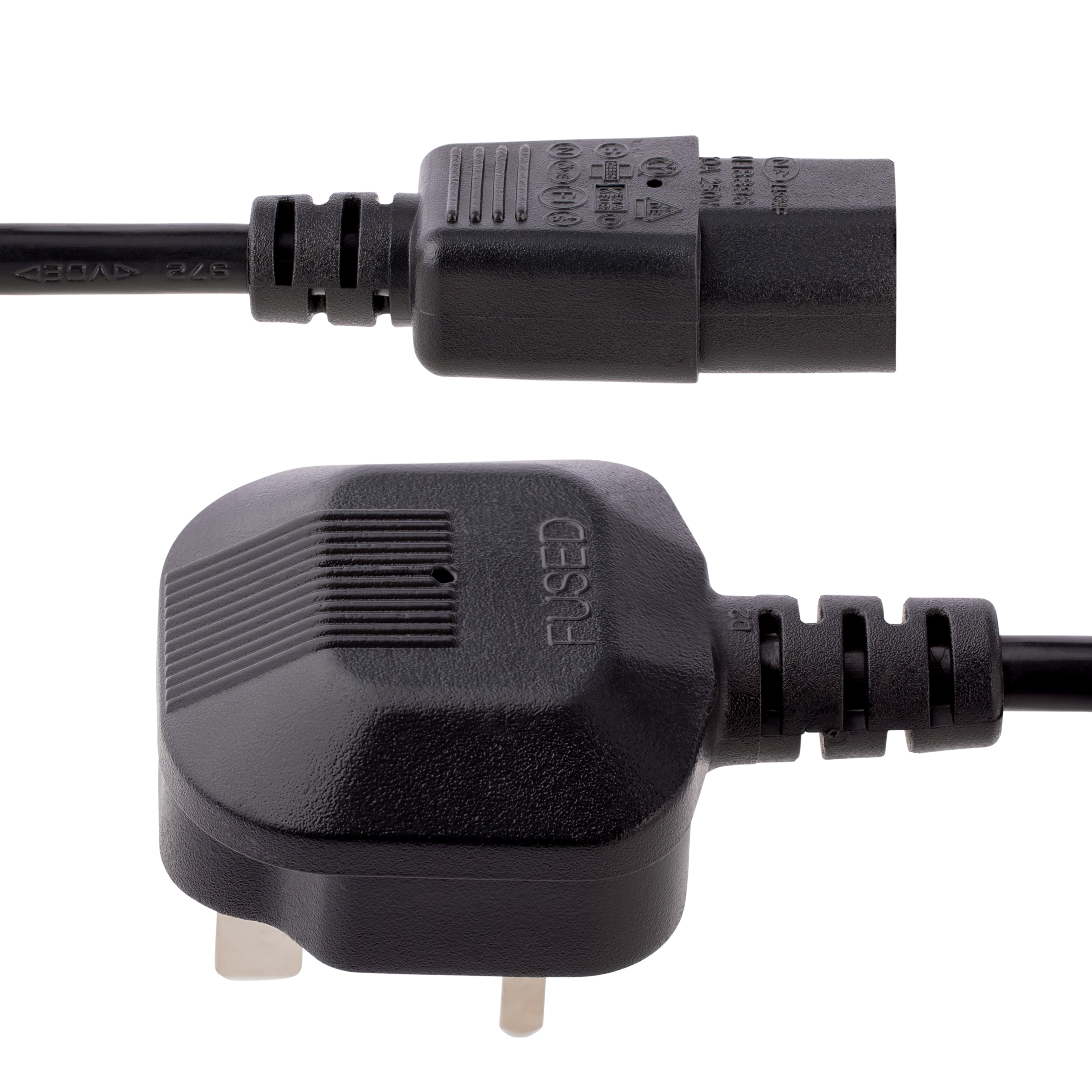 Un cable de alimentación negro con enchufe británico y conector IEC sobre fondo blanco.