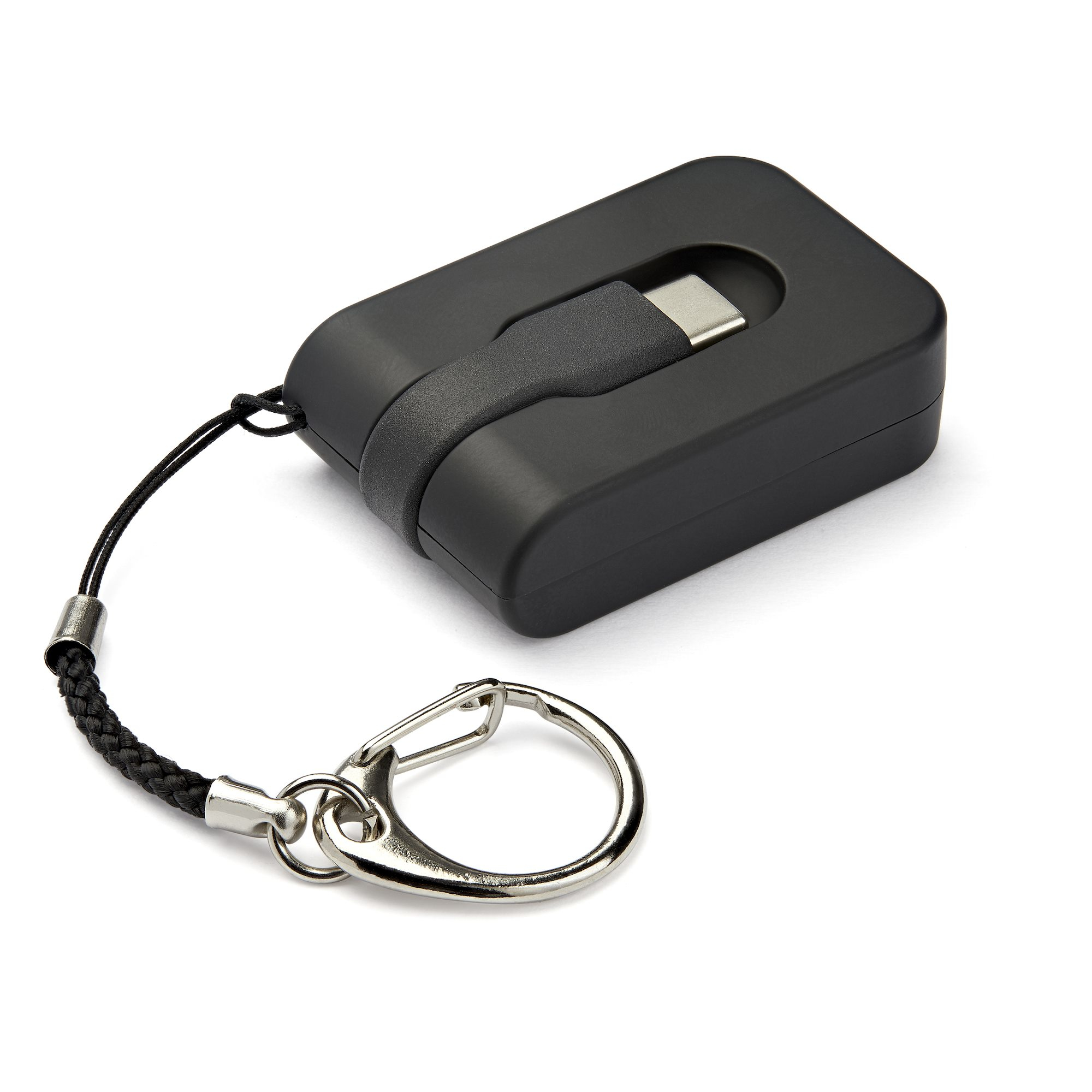 Adaptador USB-C negro con cierre plateado y cordón. El adaptador está sobre un fondo blanco.