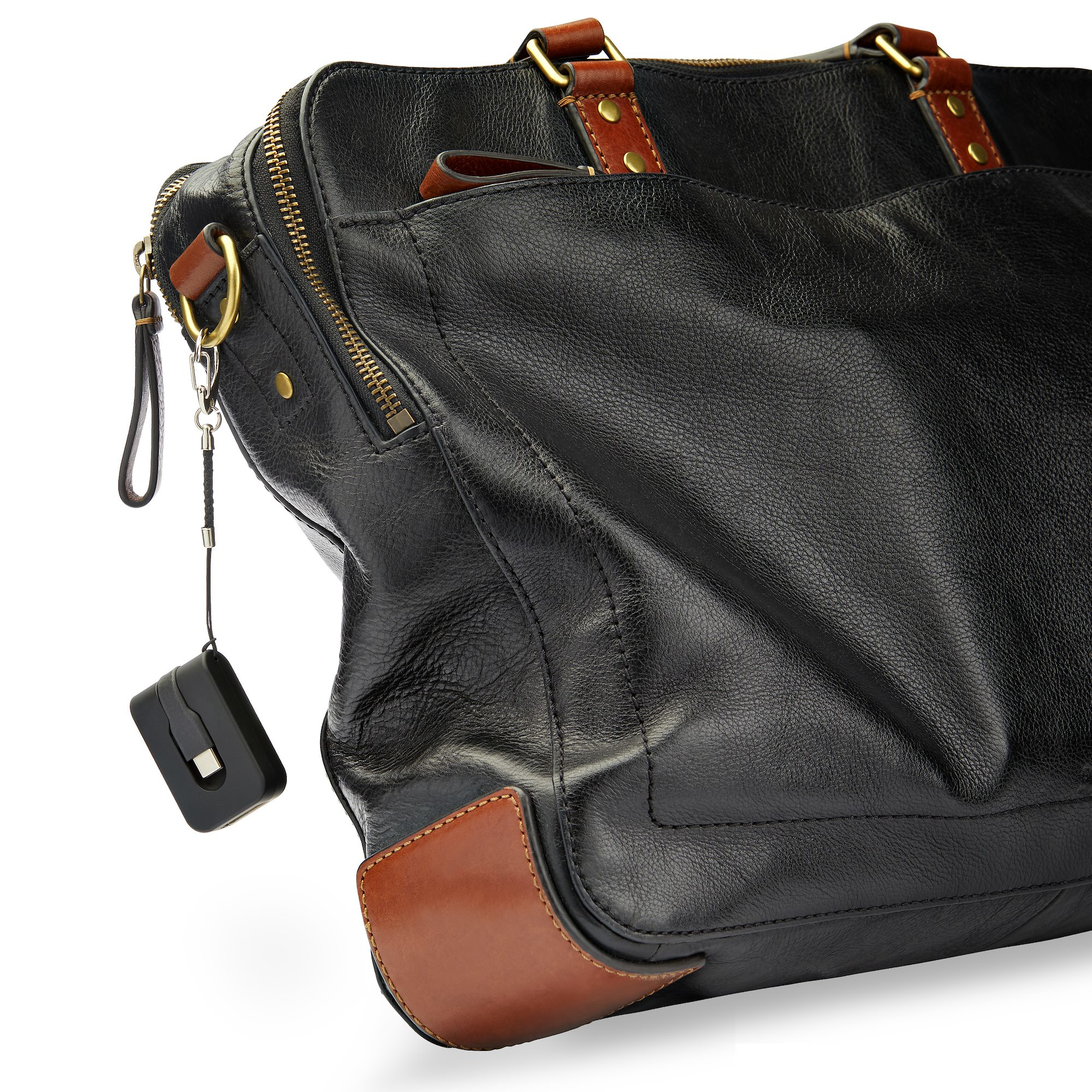 Una bolsa de cuero negro con detalles marrones y un pequeño objeto rectangular negro adjunto. La bolsa está abierta.
