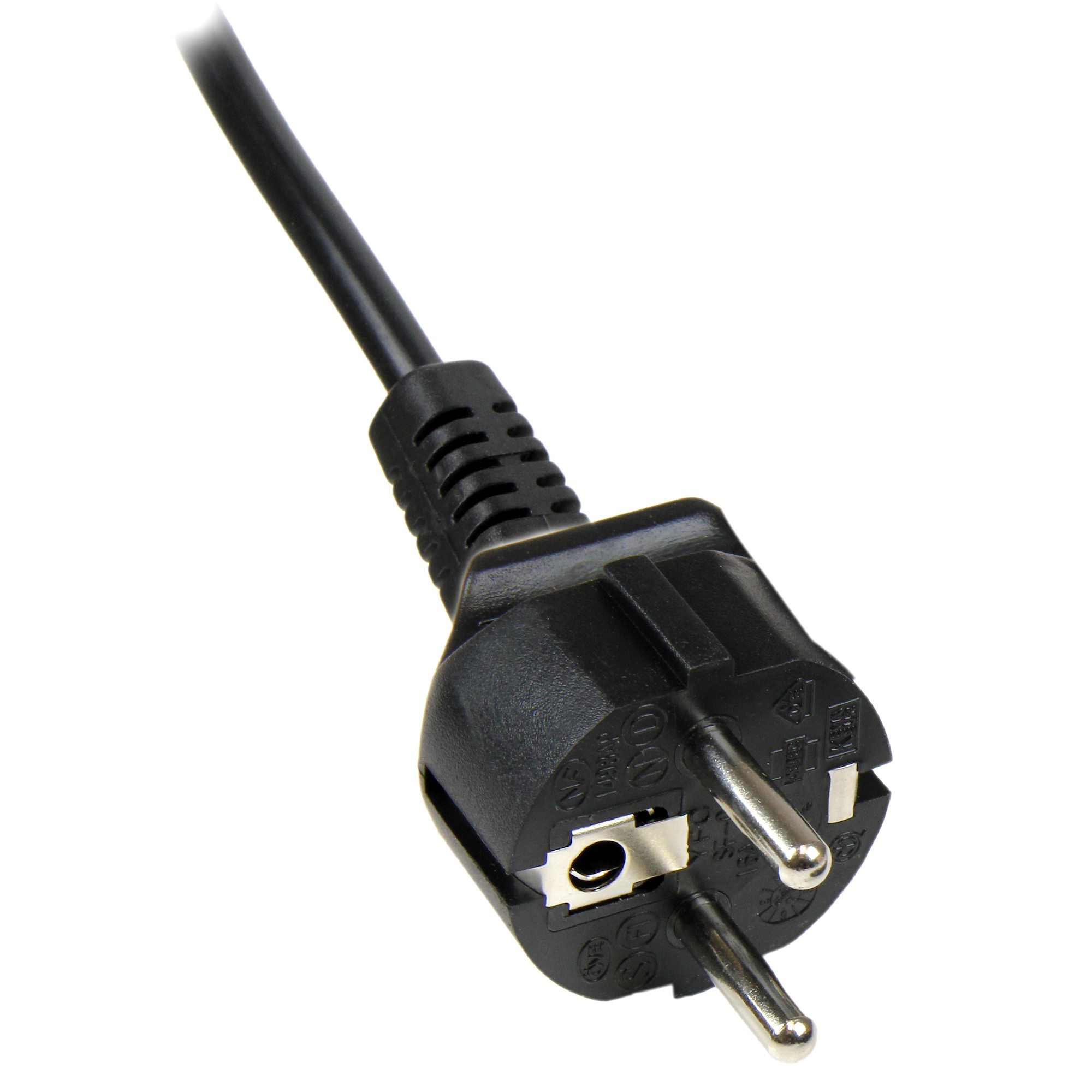 Un enchufe negro con dos clavijas metálicas está conectado a un cable negro. Fondo blanco.