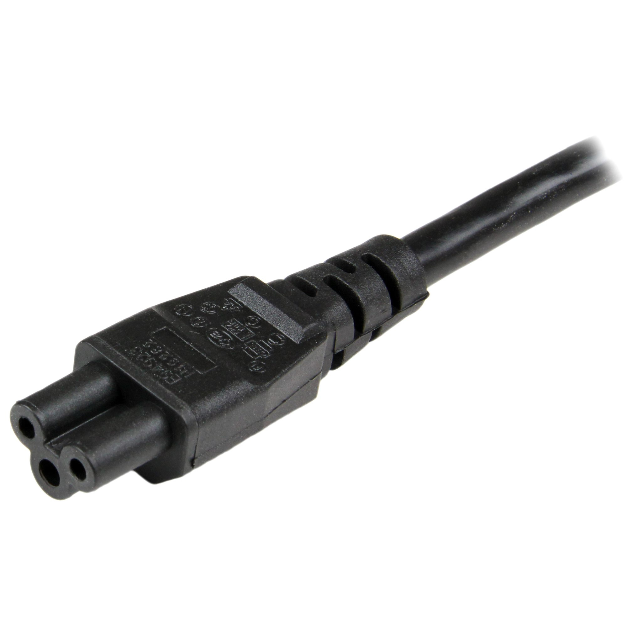 Un cable de alimentación negro con un conector de tres clavijas está en ángulo hacia arriba a la derecha sobre fondo blanco.