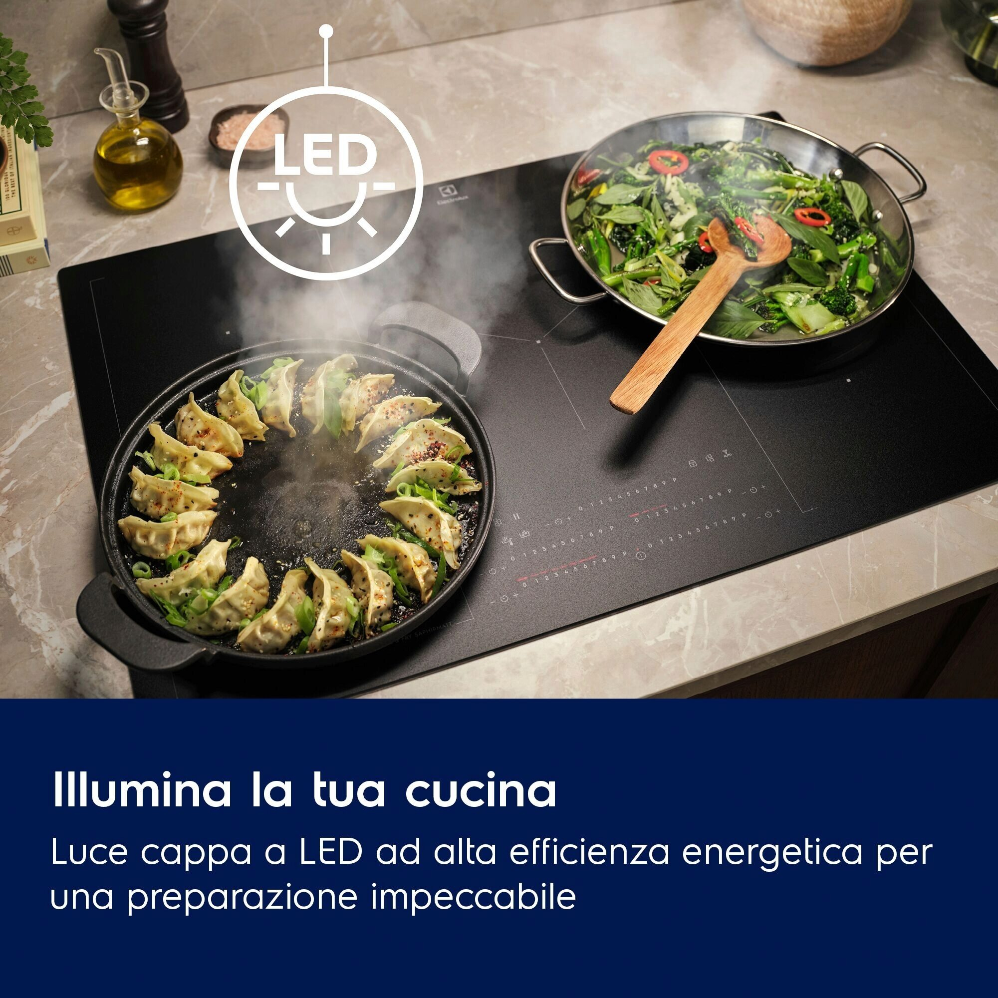 Una cucina moderna con piano cottura nero, che cucina cibo in padella. Ci sono gnocchi e verdure. Viene visualizzata la luce LED.