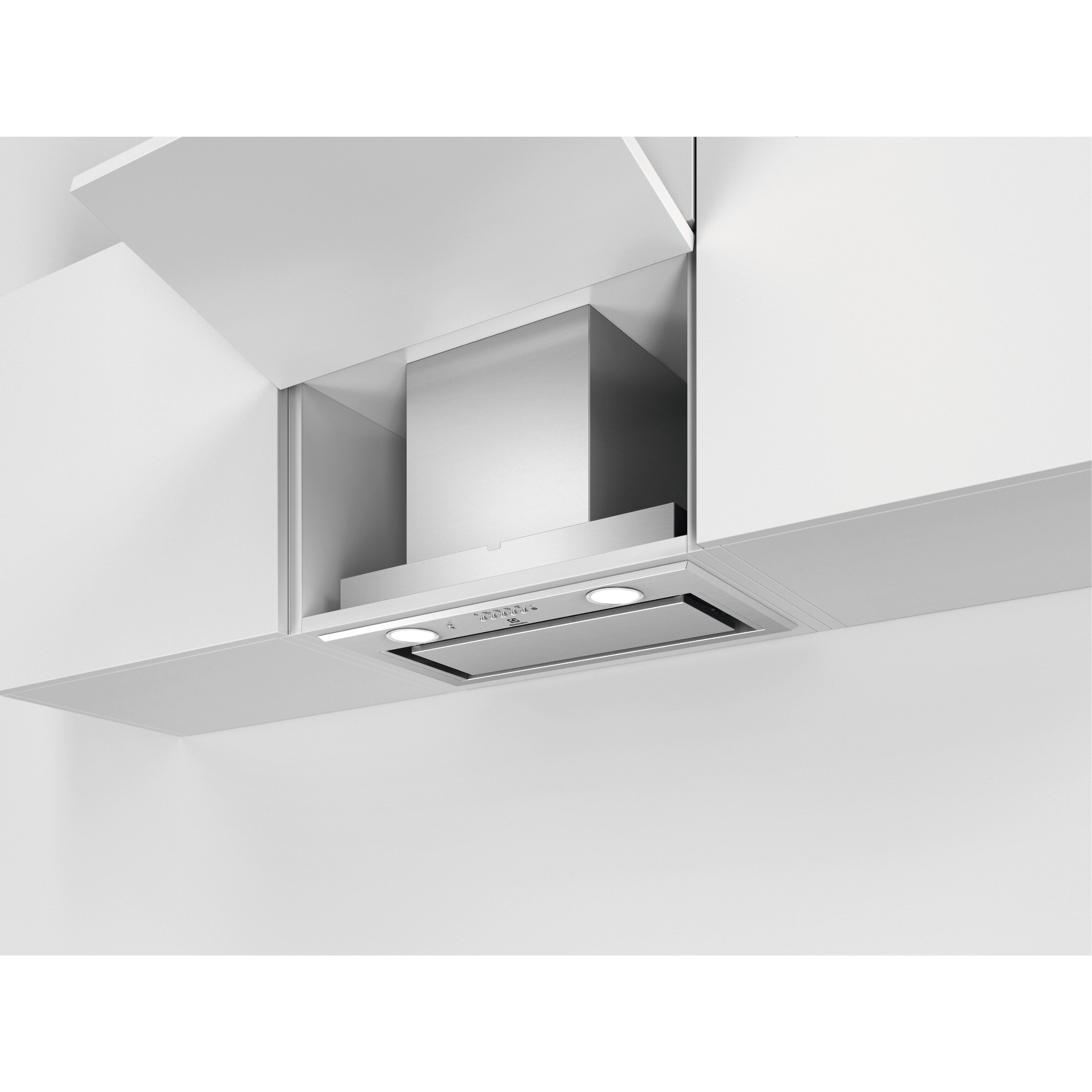 Nowoczesny okap kuchenny ze stali nierdzewnej jest zamontowany między białymi szafkami, z dwoma światłami i przyciskami.