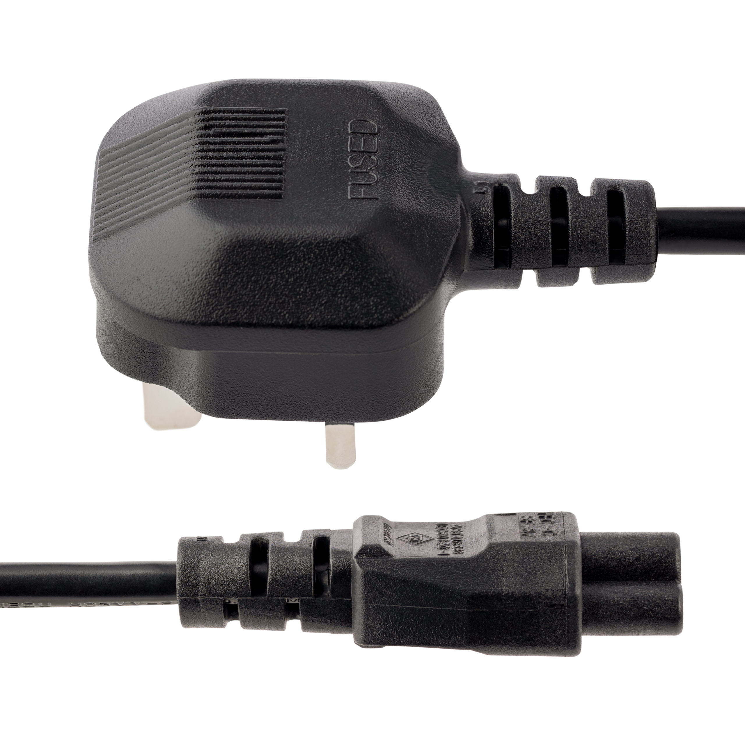 Cable de alimentación negro con enchufe de tres clavijas y conector, sobre fondo blanco. La palabra 'Fused' es visible.
