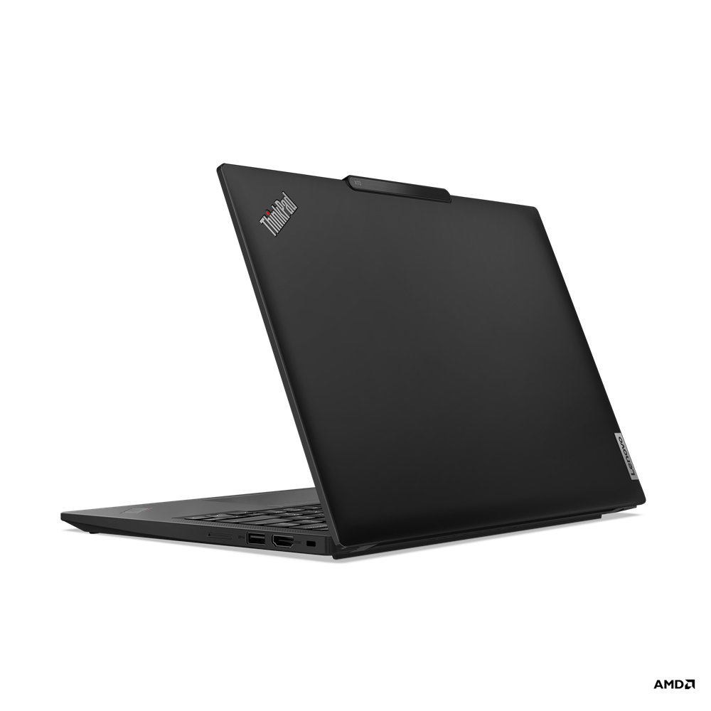Czarny laptop ThinkPad jest lekko otwarty, pokazując klawiaturę i ekran. Widoczne jest logo Lenovo.