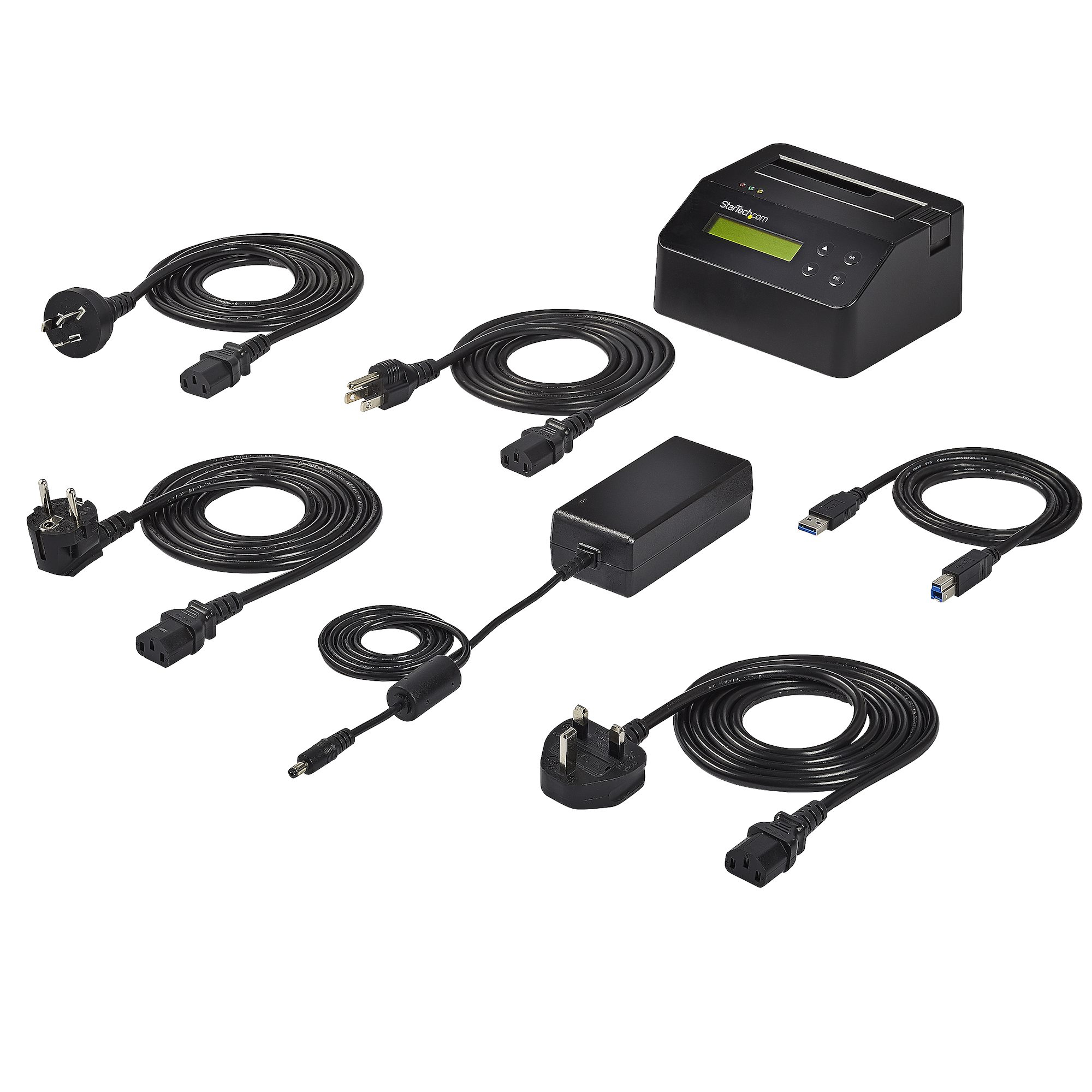 Una variedad de cables de alimentación negros, adaptadores y una estación de acoplamiento StarTech negra se organizan sobre fondo blanco.