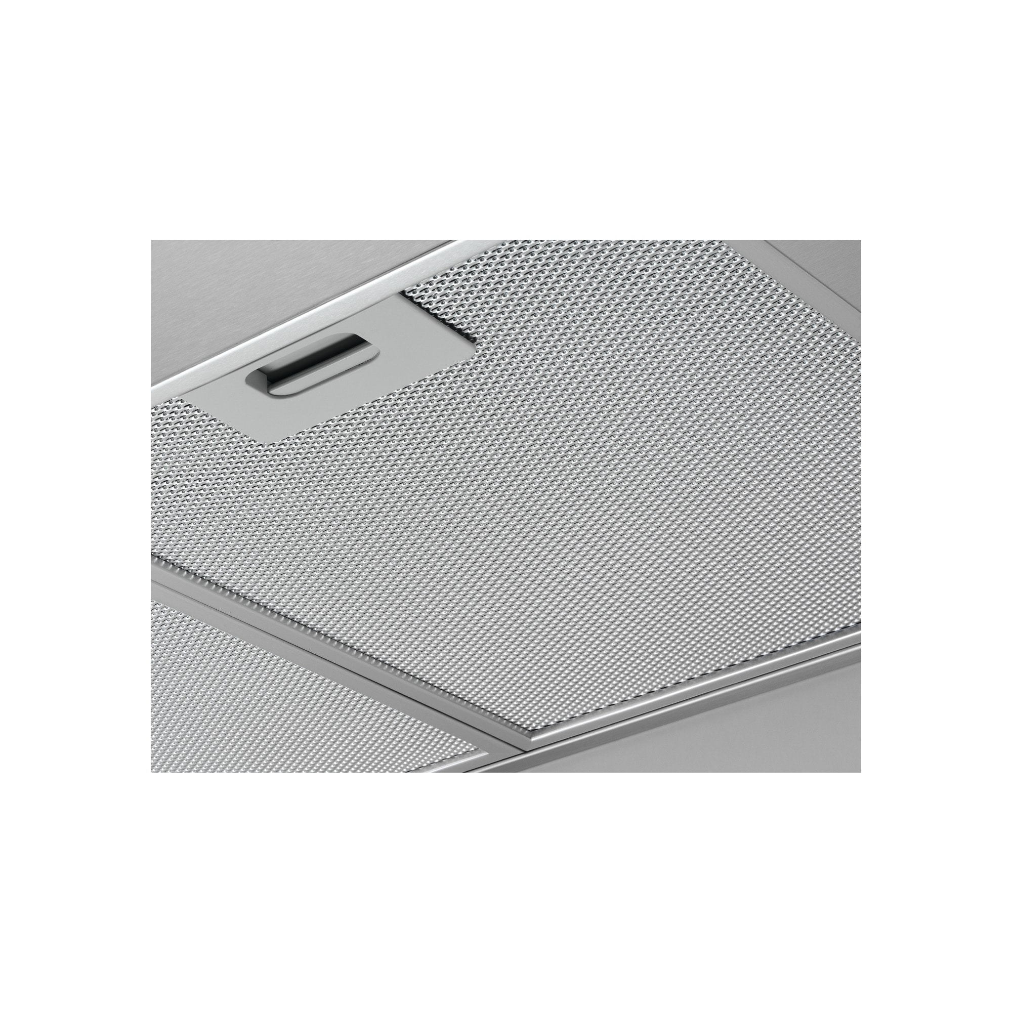 Zbliżenie filtra okapu. Srebrny metal z małymi otworami. Uchwyt na górze. Szare tło.