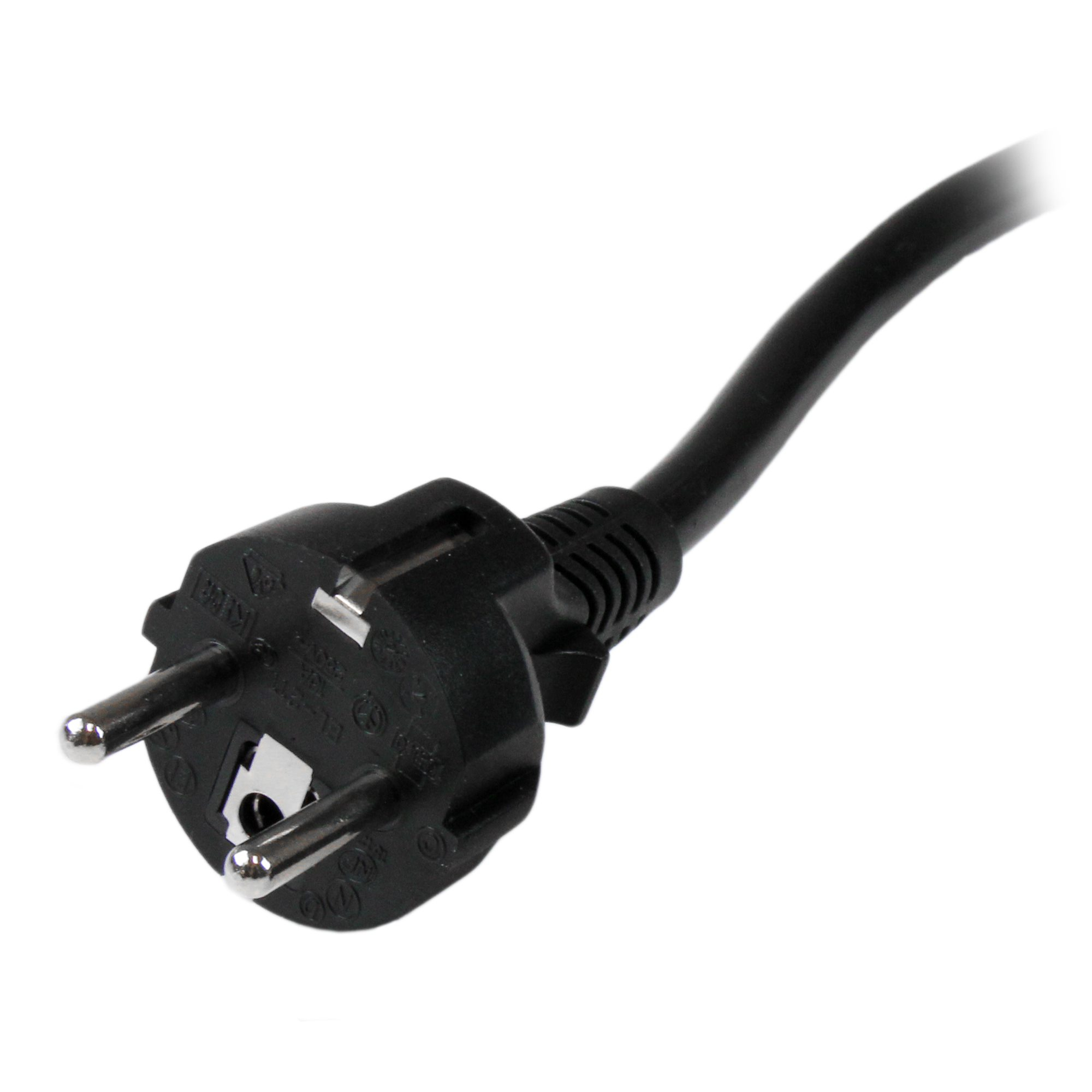 Un enchufe negro con dos clavijas plateadas y un cable negro, sobre un fondo blanco.