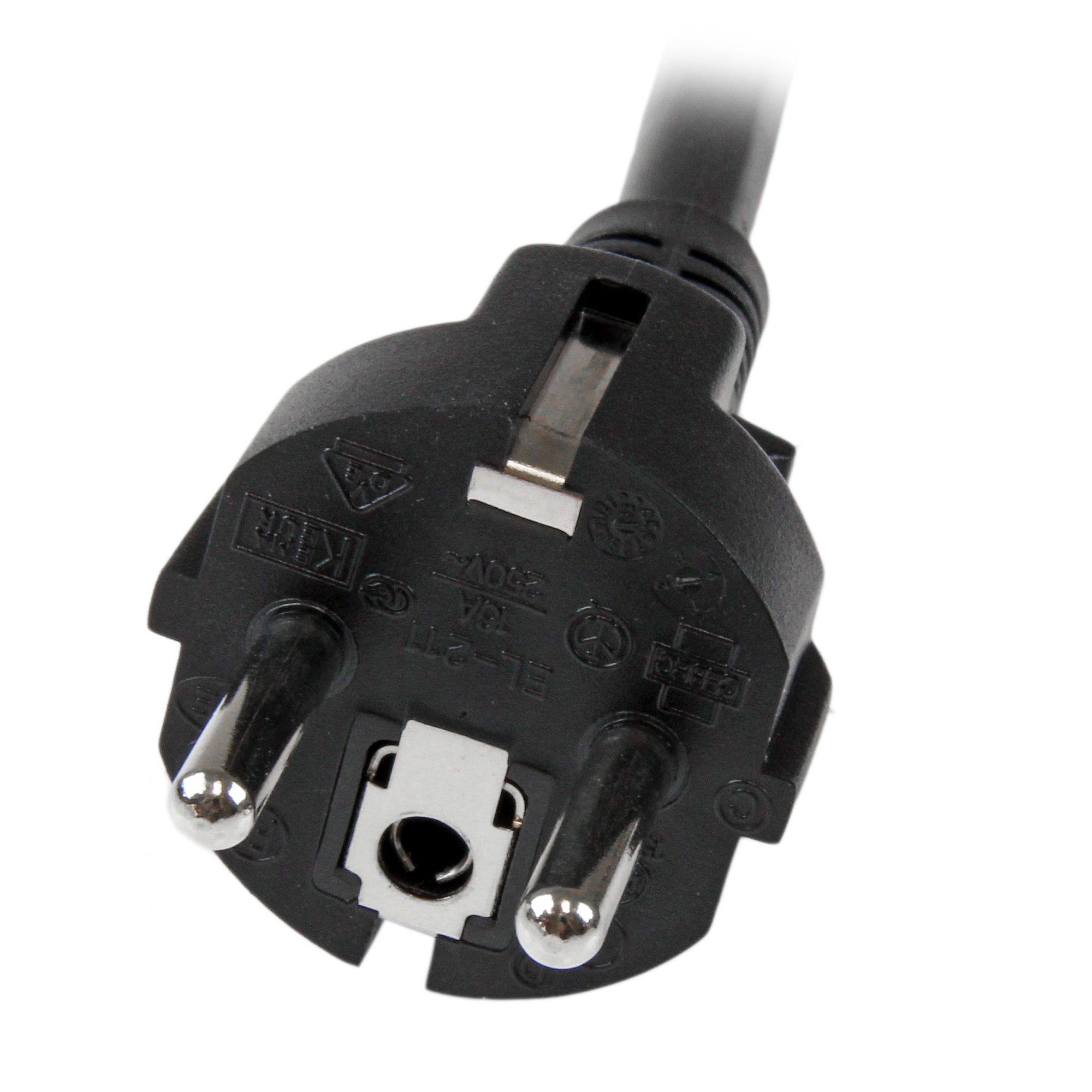 Primer plano de un enchufe negro con dos clavijas metálicas y una clavija de tierra. El cable es negro, sobre fondo blanco.