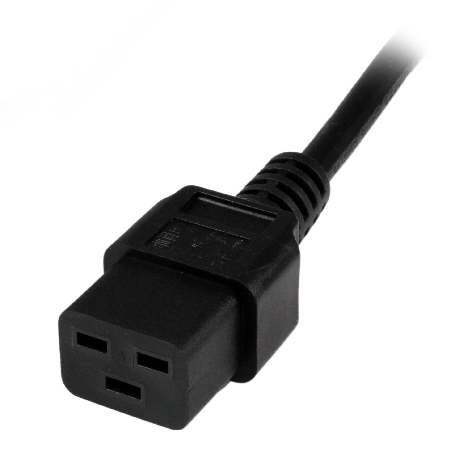 Un conector de cable de alimentación negro, en ángulo, sobre un fondo blanco. Tiene tres agujeros rectangulares.