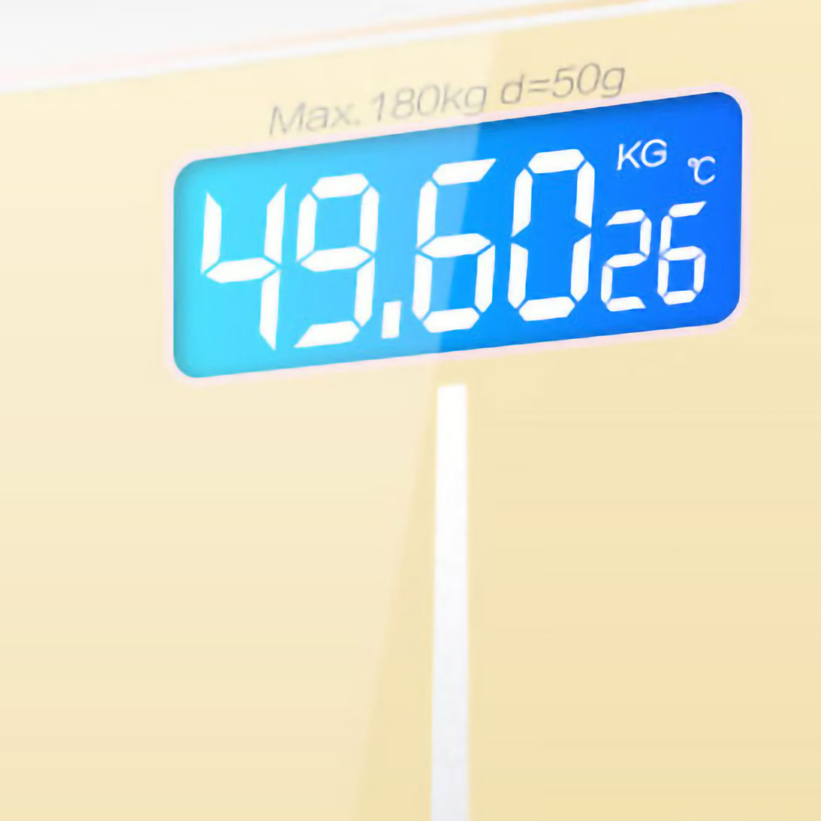 Digitale Waage, 49,6026 kg. Blauer Bildschirm, weiße Ziffern. Max. 180 kg. Beiger Hintergrund.