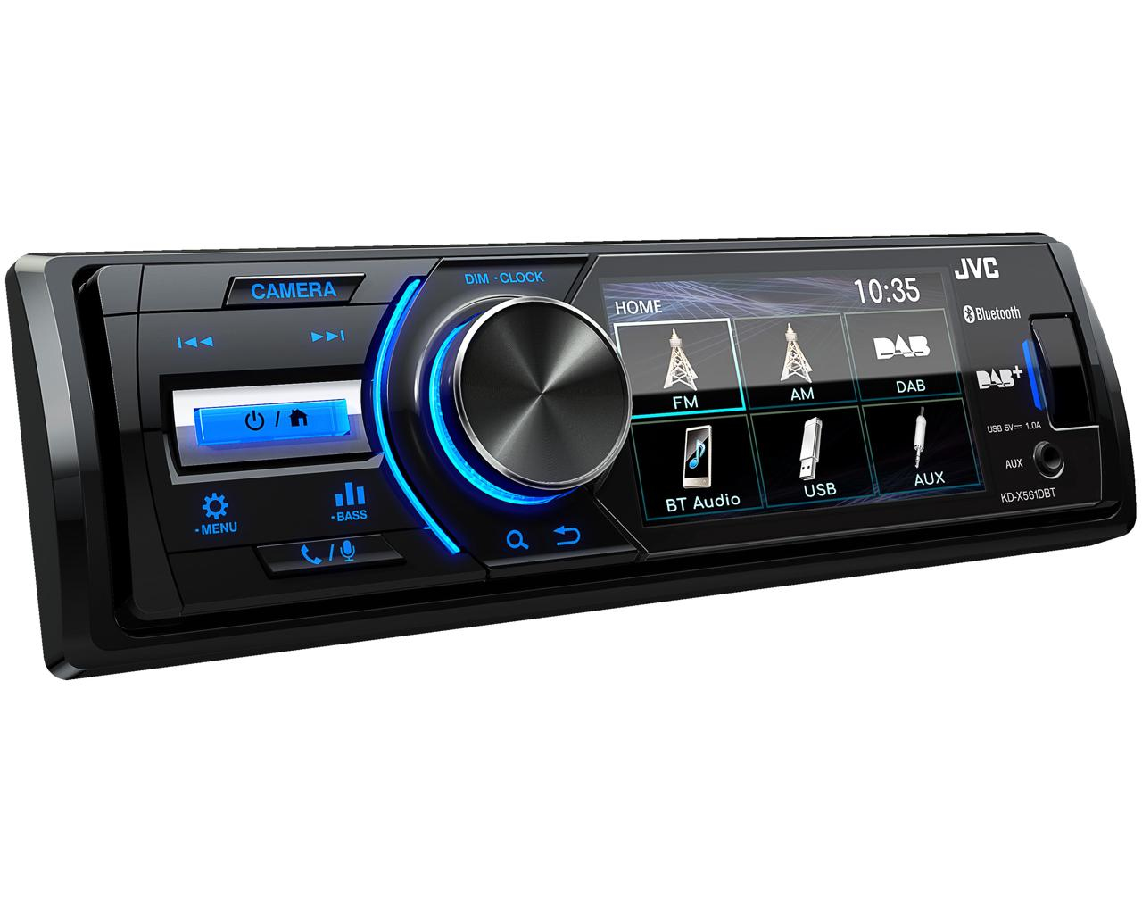 Ein Autoradio mit Bildschirm zeigt Radiooptionen und Bluetooth. Tasten sind Menü, Bass und Kamera.