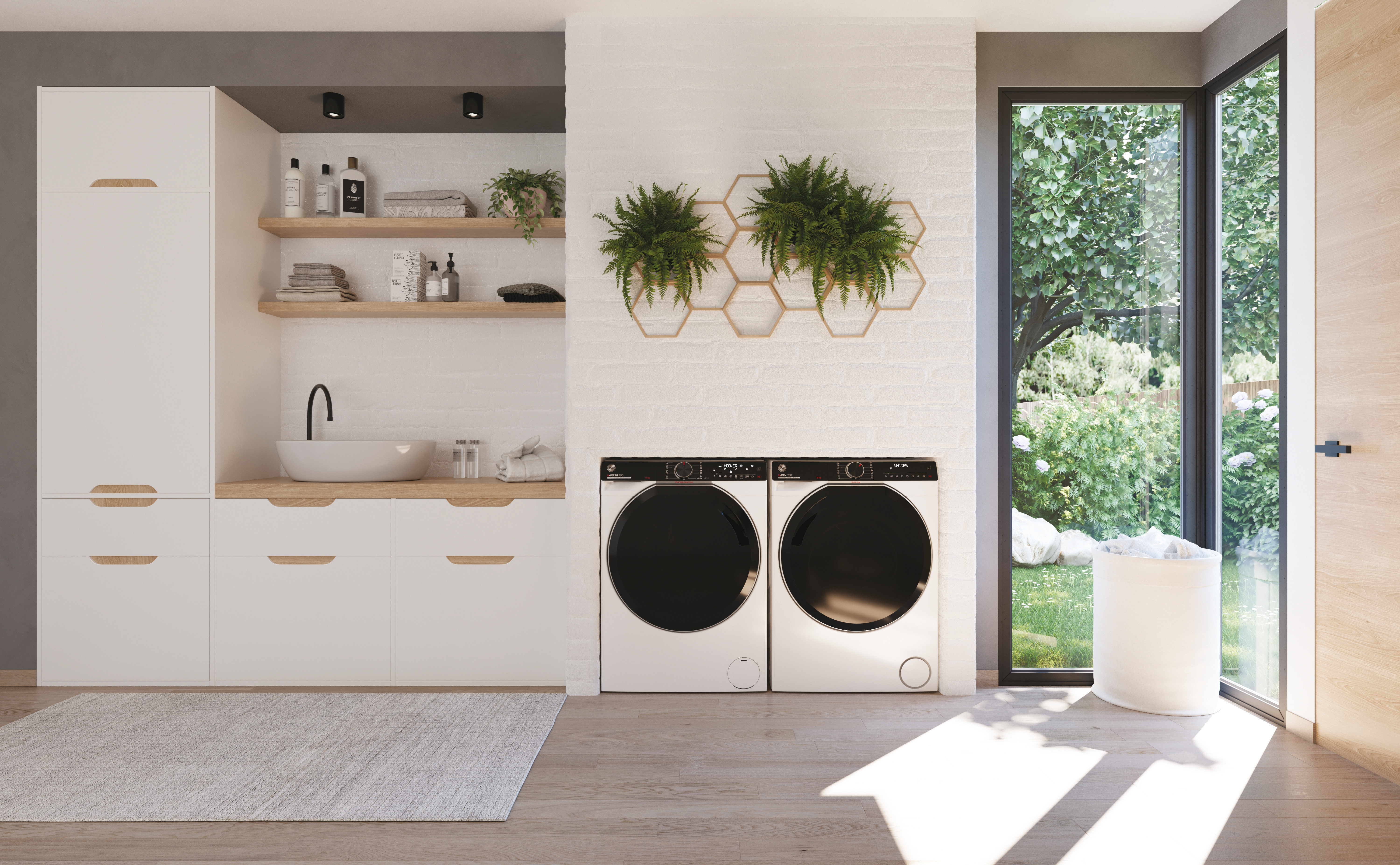 Lavanderia con mobili bianchi, due lavatrici, piante e una finestra con vista giardino. Un tappeto sul pavimento.