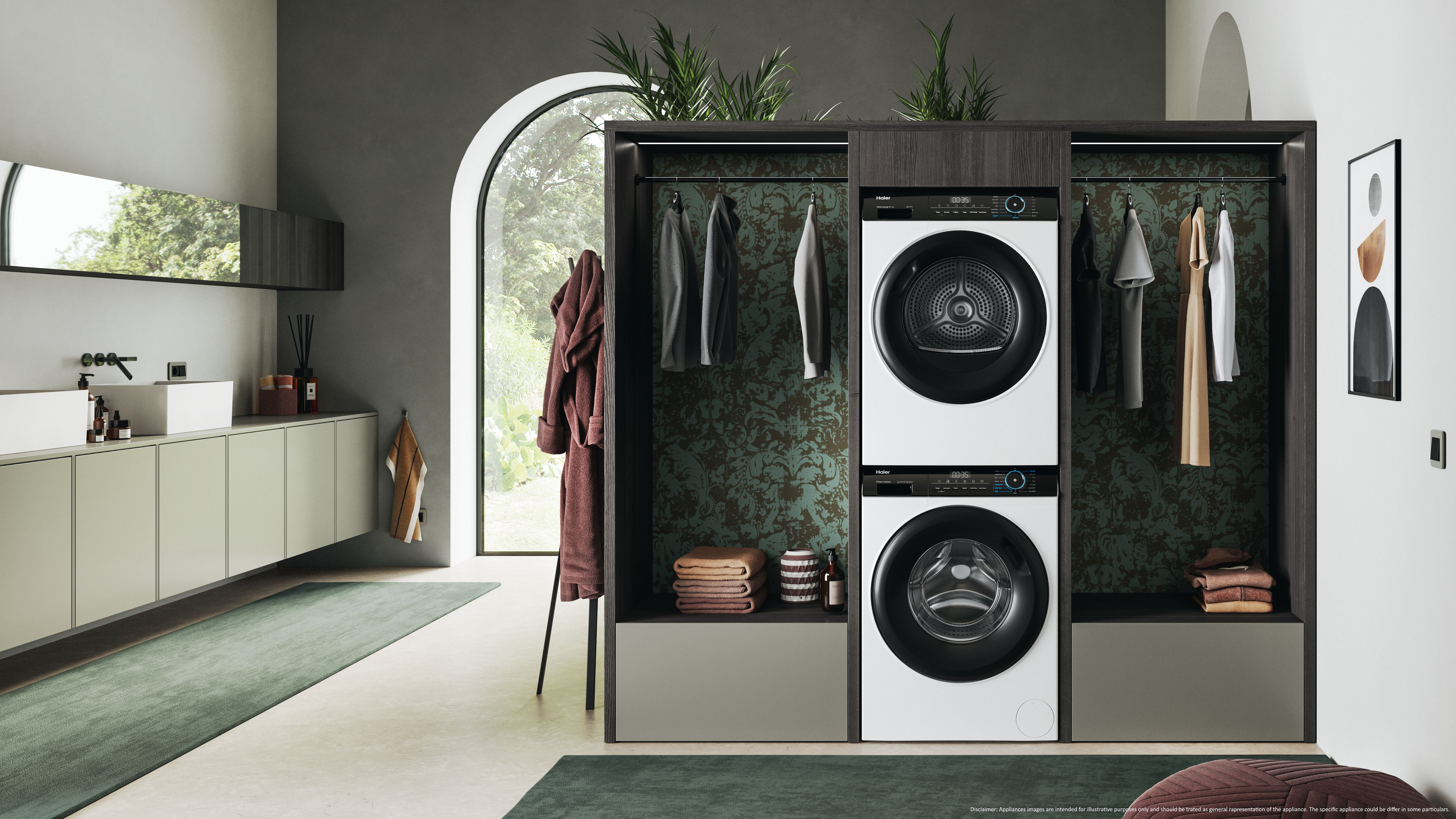 Nowoczesna łazienka z pralkami, wiszącymi ubraniami i dywanem. Pokój ma okno, lustro i ręcznik.