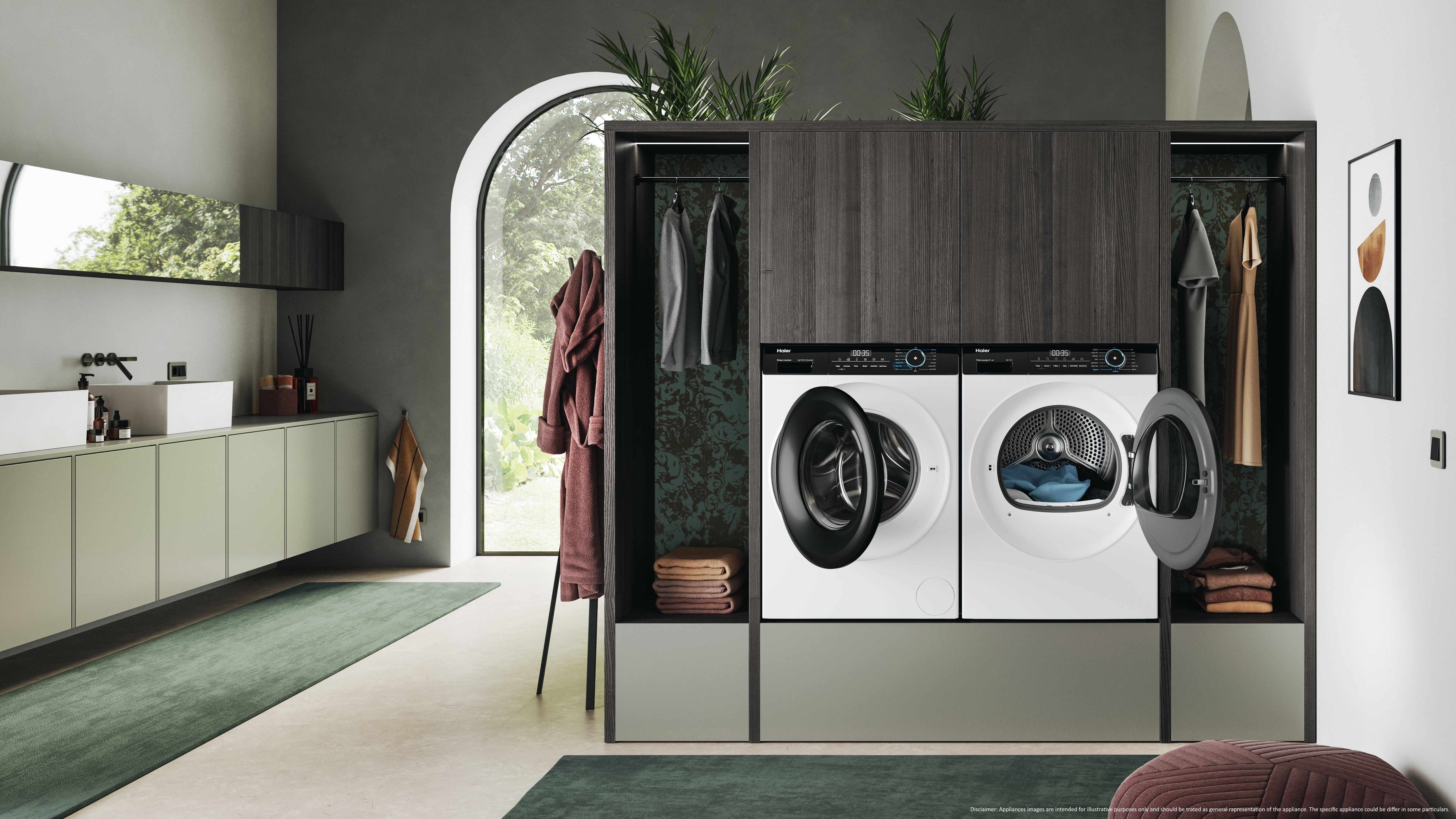 Scena łazienkowa z pralkami, otwarte drzwi. Szlafroki i ręczniki są obecne. Zielony dywan i rośliny.