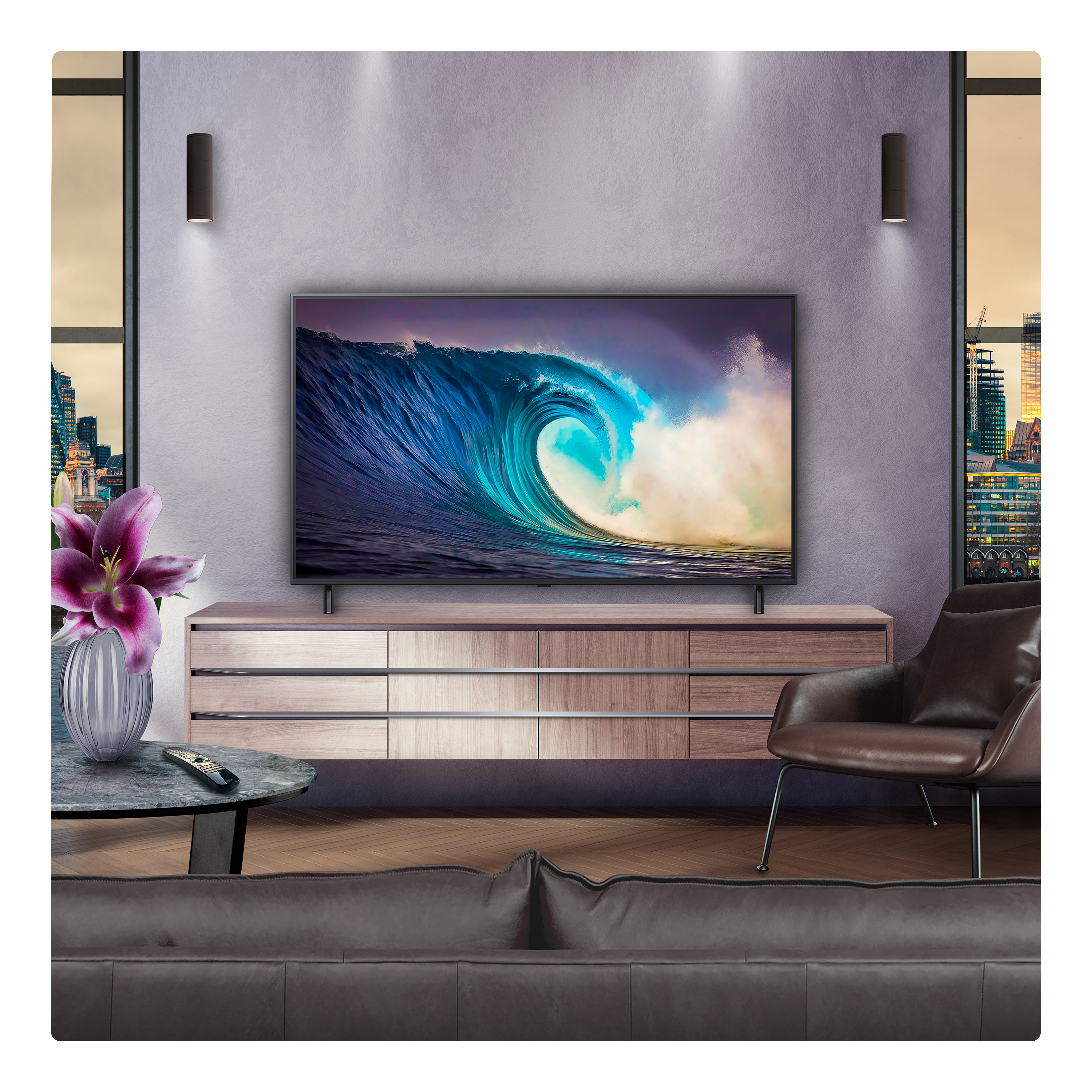 Soggiorno con TV, immagine di onda, divano, tavolo con fiori e telecomando, vista sulla città.