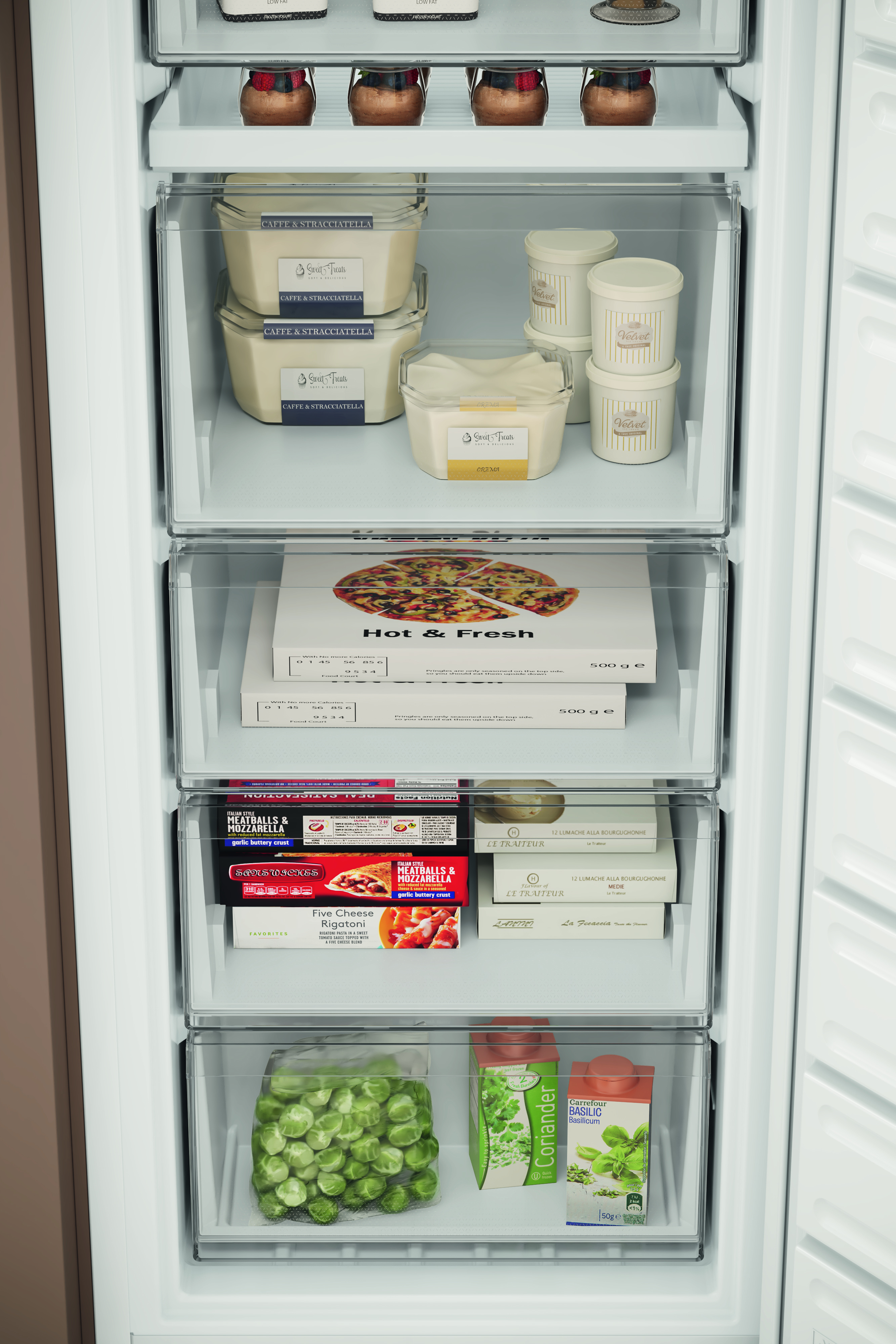 Interior de un refrigerador lleno de alimentos como yogur helado, pizza, helado, albóndigas y verduras.