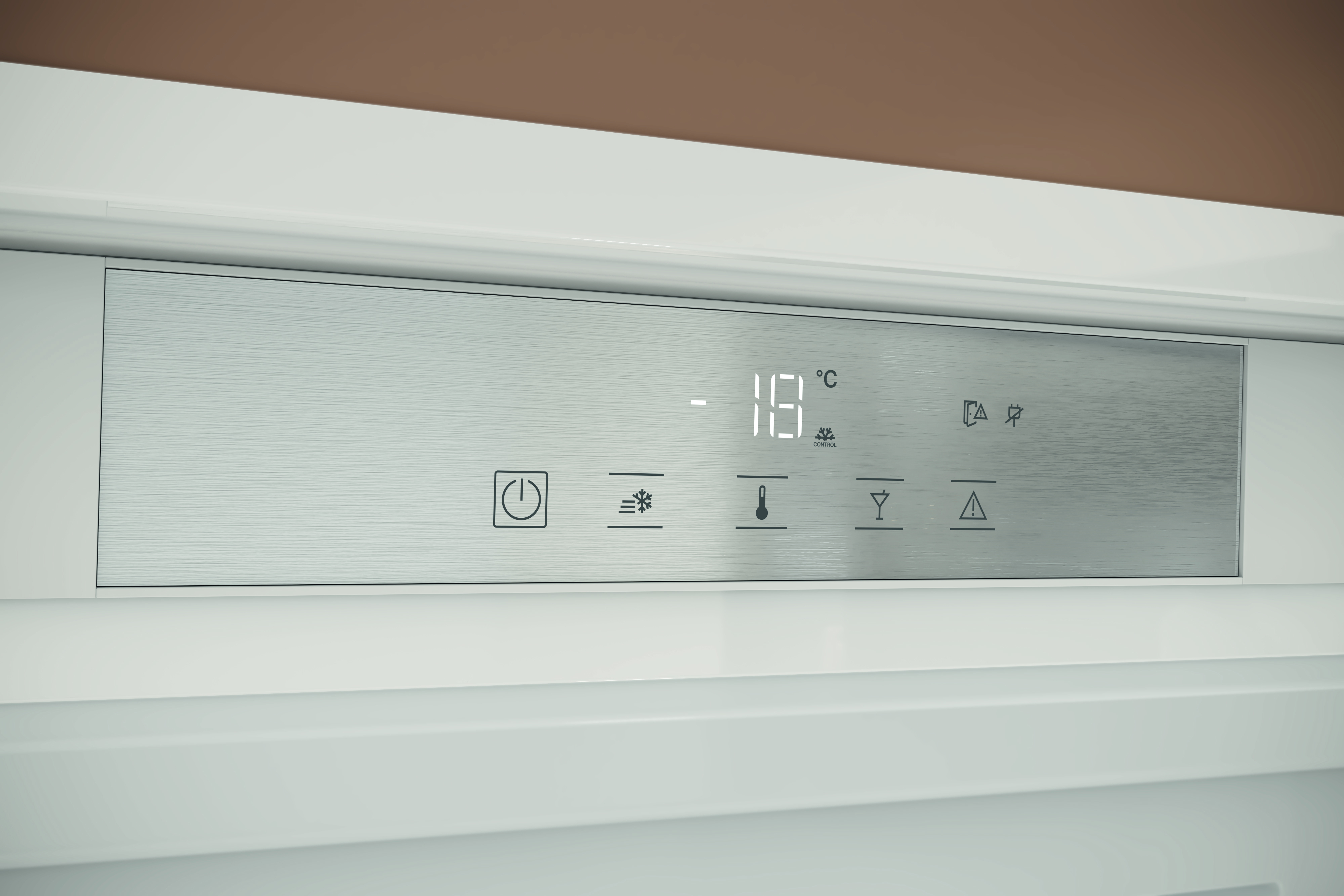 Panel de control del refrigerador con temperatura e iconos. Encendido, copo, termómetro, vaso y advertencia.