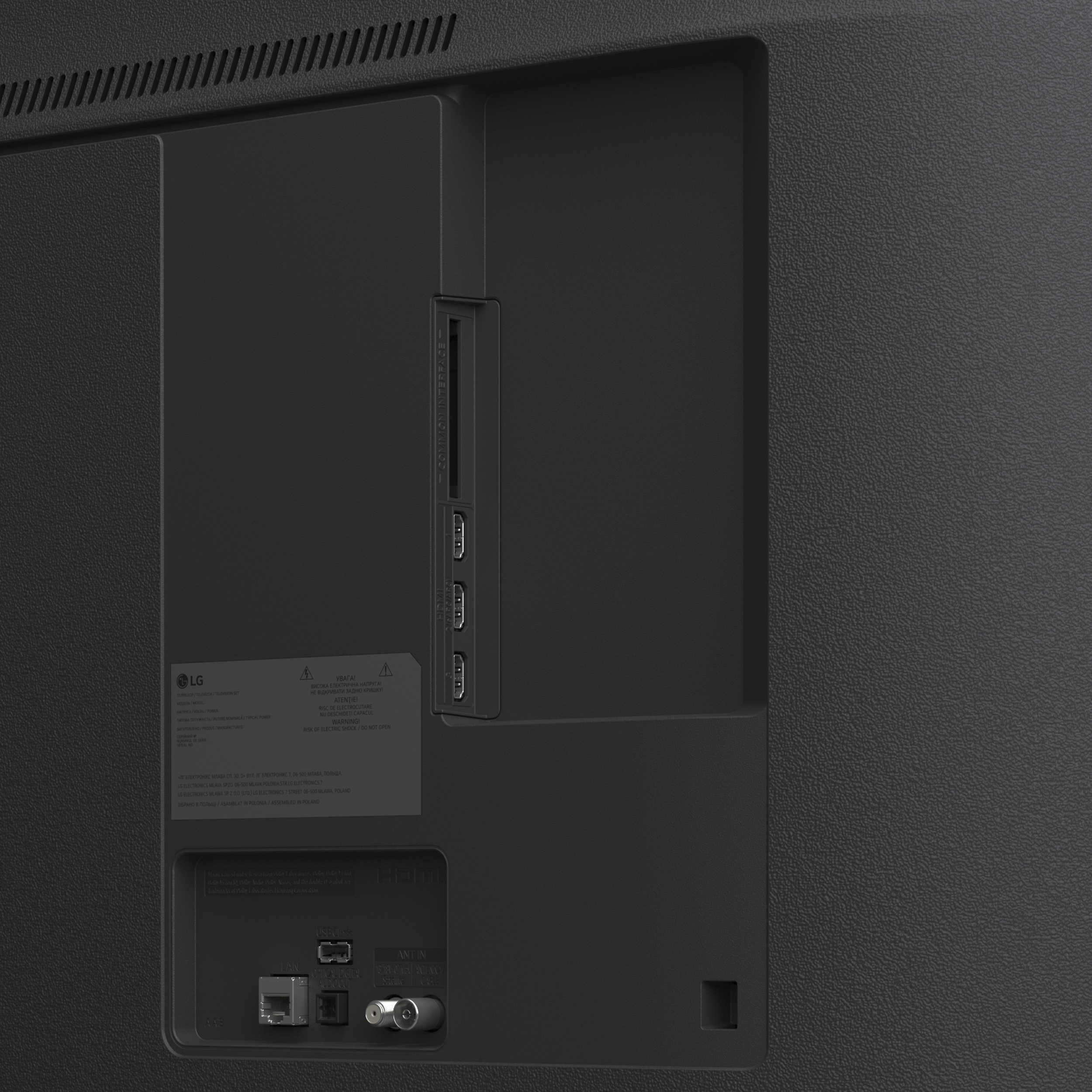 Widok z tyłu czarnego telewizora z różnymi portami i logo LG. Widoczny jest również tekst i ostrzeżenia.