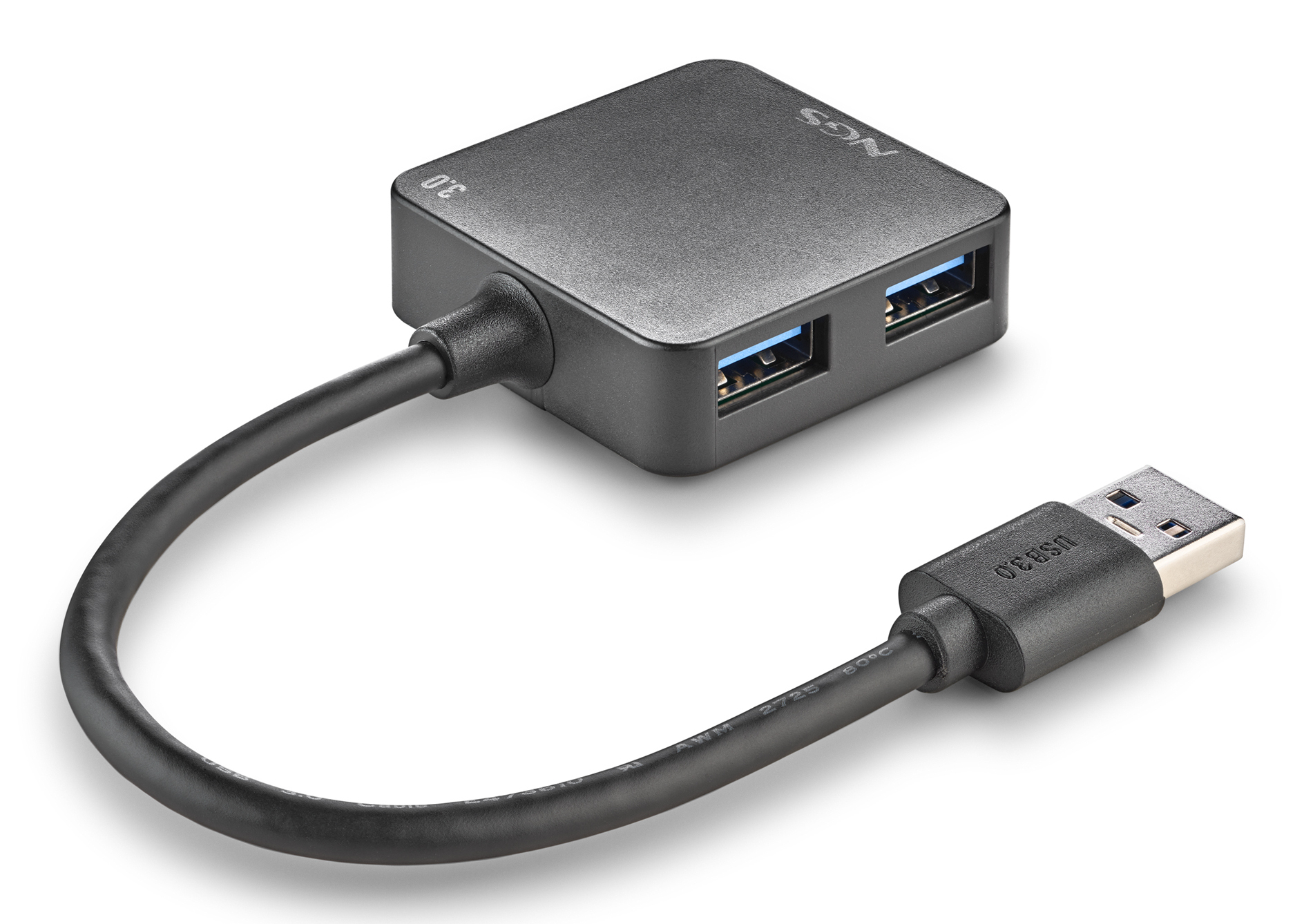 Ein schwarzer USB 3.0-Hub mit zwei Anschlüssen und einem Kabel, das in einem USB 3.0-Anschluss endet. Der Hub ist mit 'NGS' beschriftet.