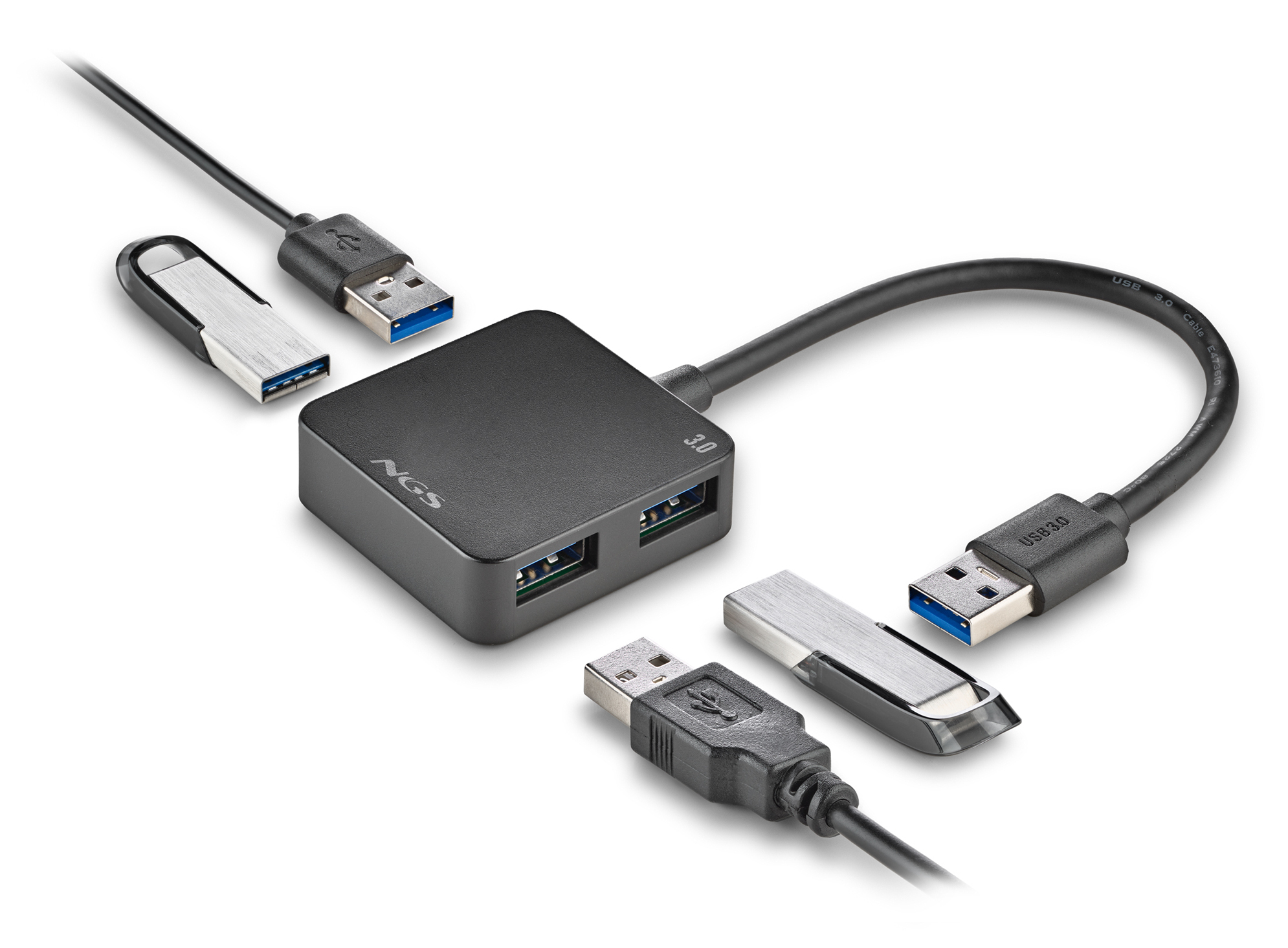 Ein schwarzer USB-Hub mit mehreren USB-Anschlüssen, angeschlossenen Kabeln und USB-Sticks auf weißem Grund.