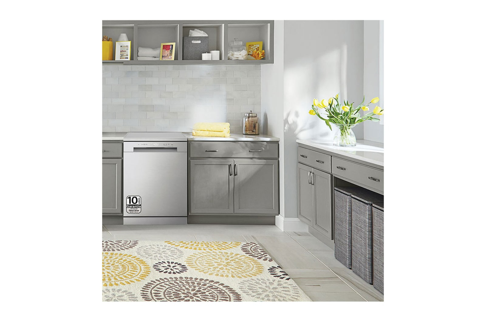 Pralnia ze zmywarką, szafkami, dywanem i kwiatami w wazonie. Scena zdominowana jest przez kolory żółty i szary.