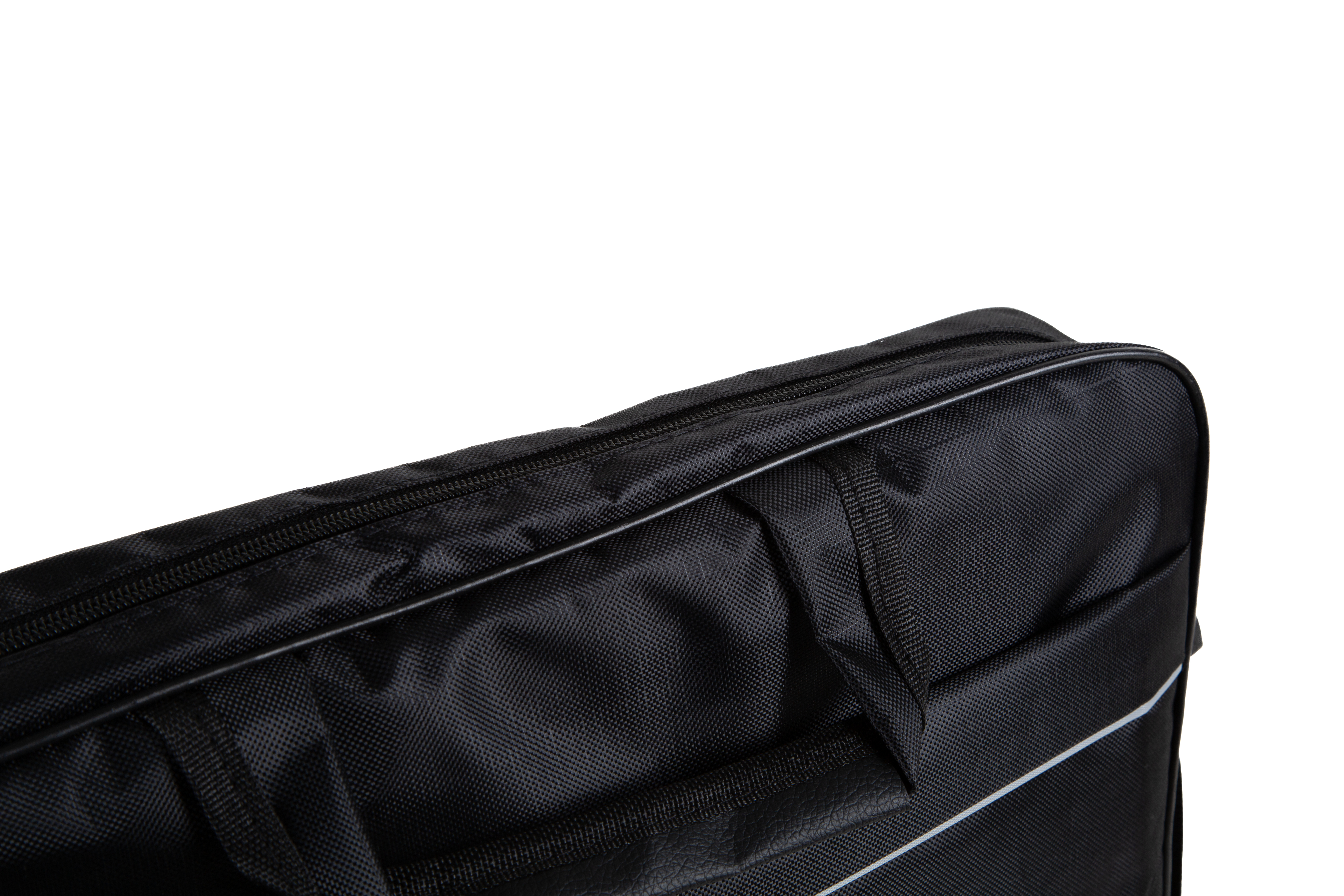 Primer plano de una bolsa negra sobre un fondo blanco. La bolsa tiene cremallera y ribete blanco.