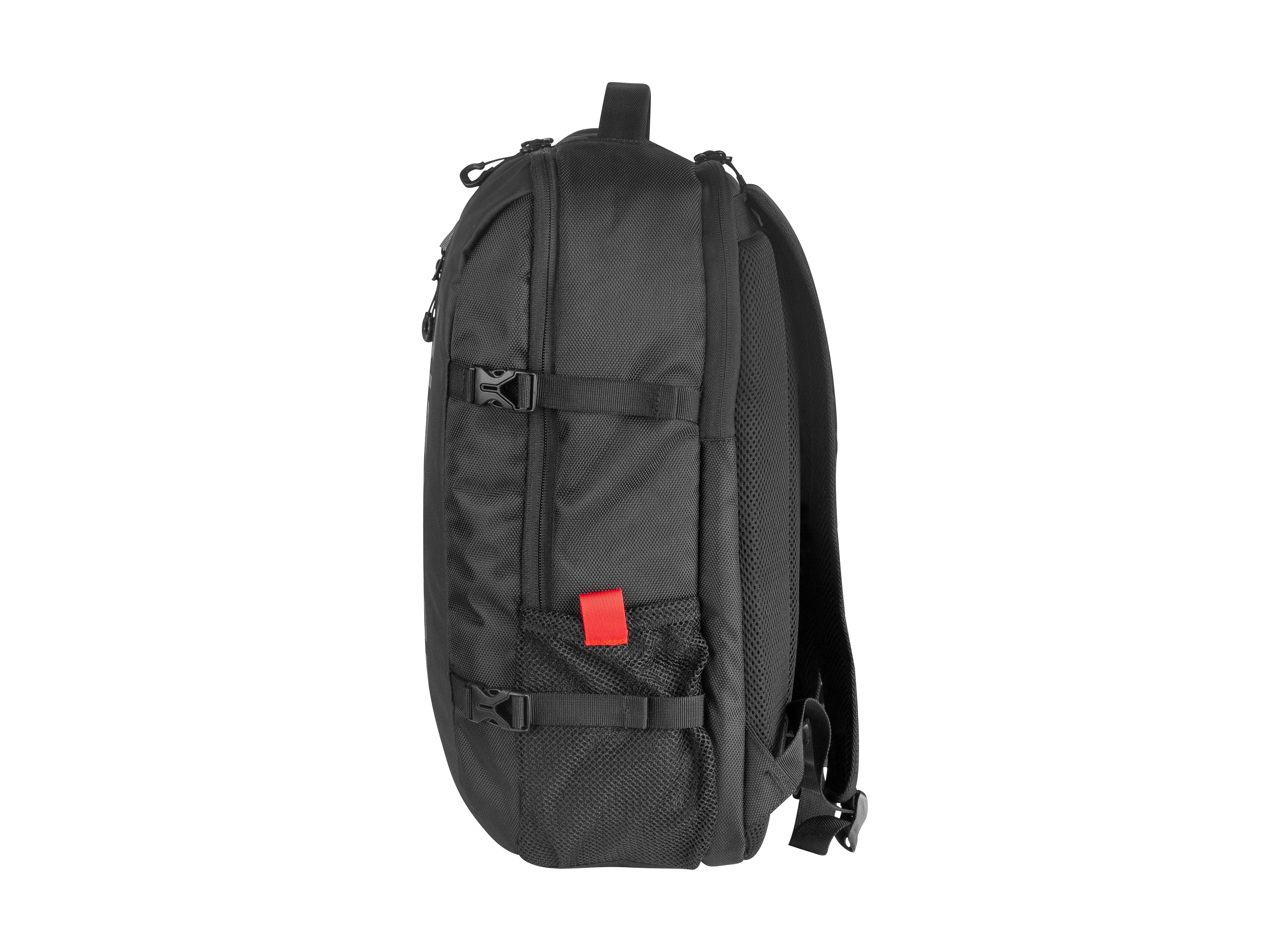 Vista lateral de una mochila negra con múltiples compartimentos, hebillas y una pequeña etiqueta roja.