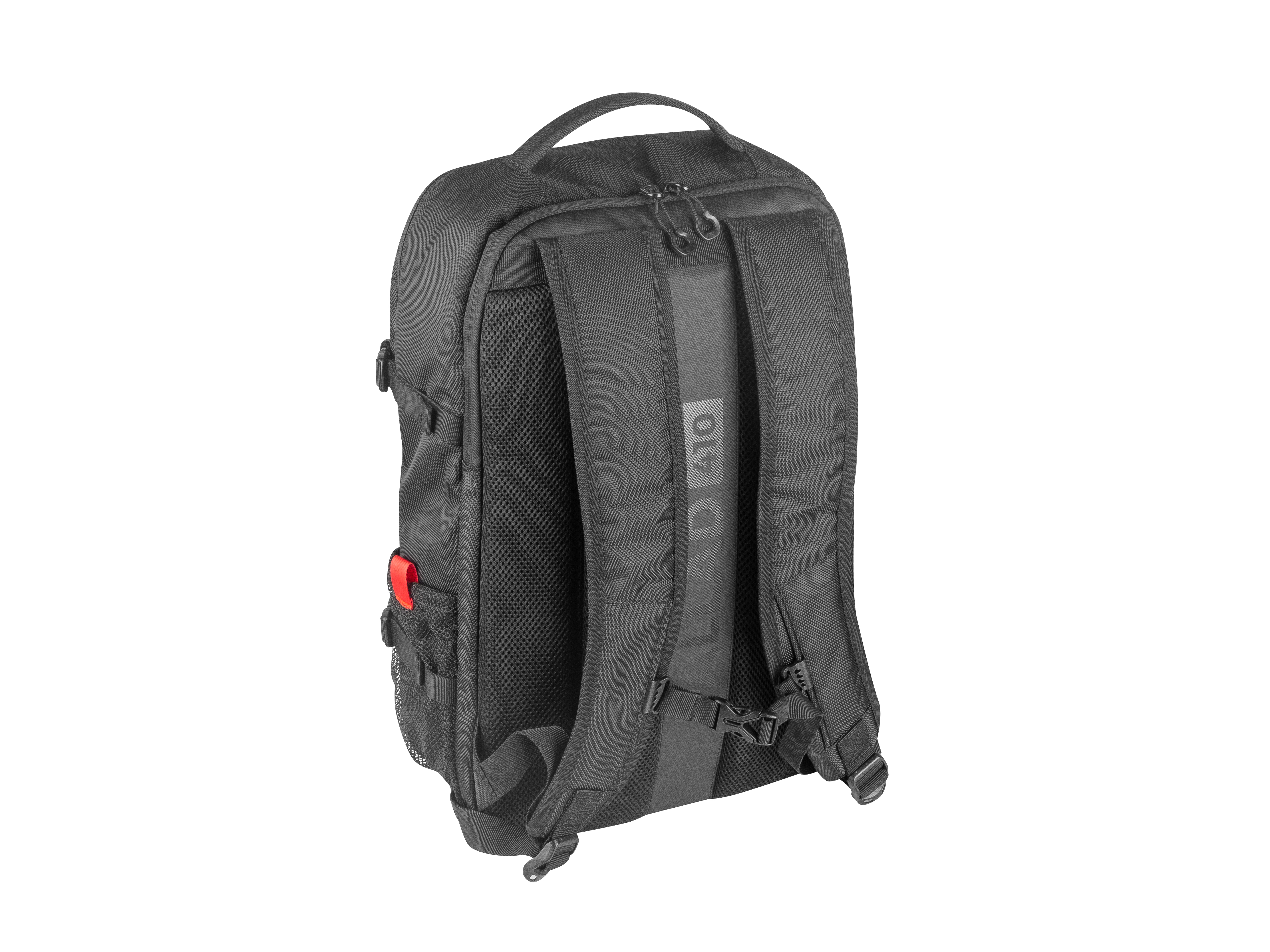 Una mochila negra con múltiples compartimentos sobre un fondo blanco.