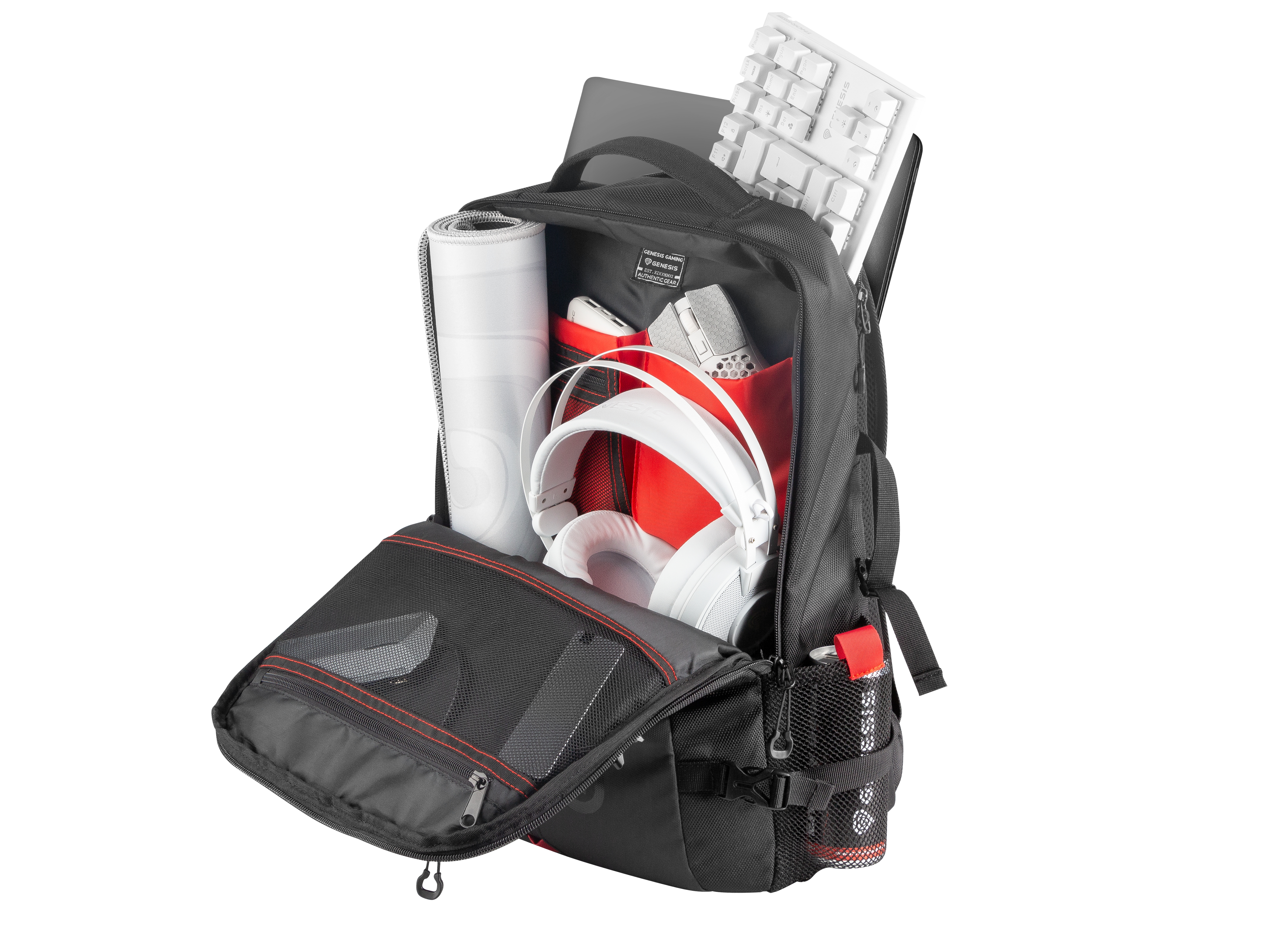 Mochila negra abierta, mostrando teclado blanco, portátil, auriculares, alfombrilla y otros objetos. Acentos rojos.