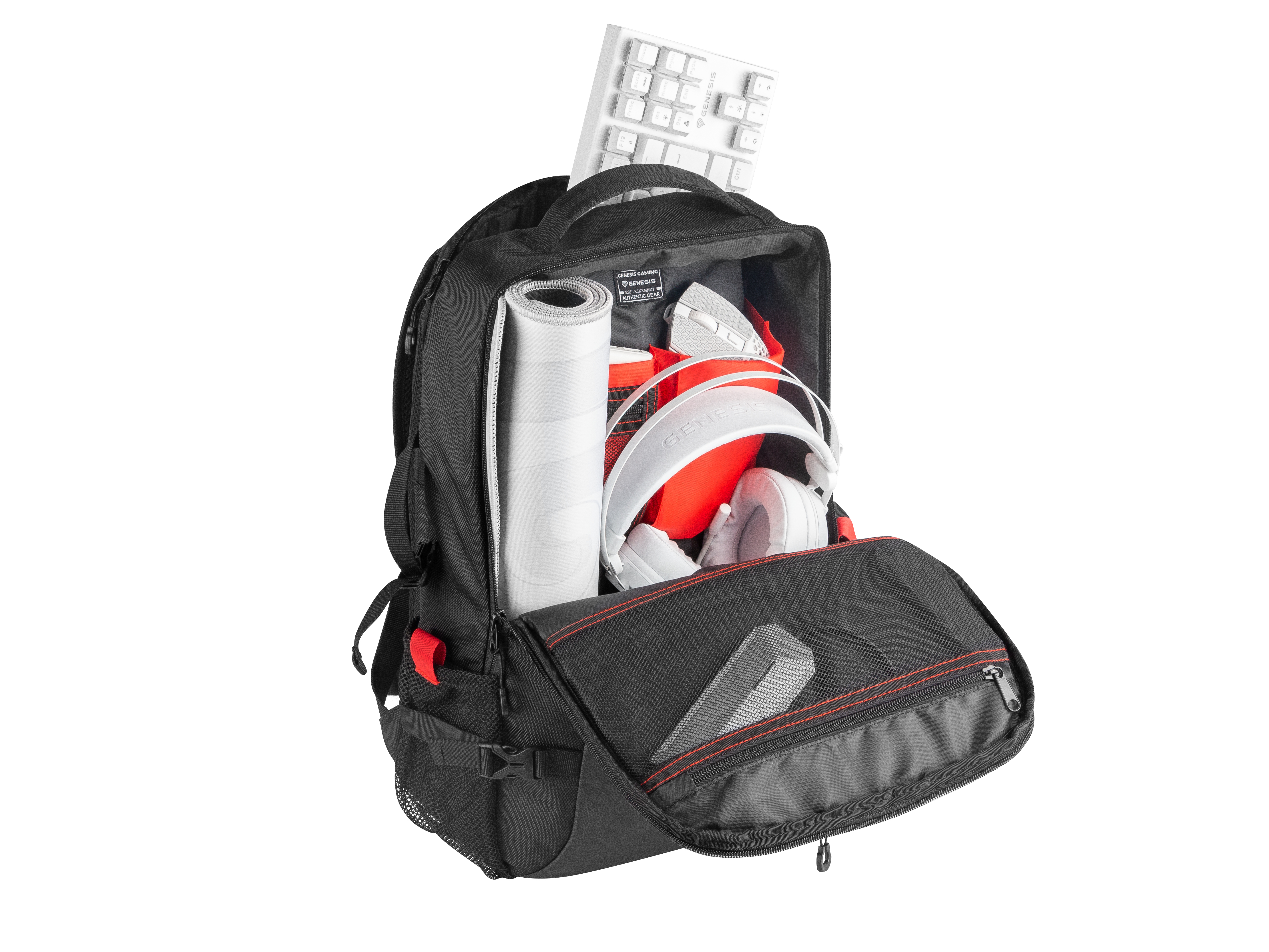 Mochila negra abierta, revelando teclado blanco, auriculares, ratón y alfombrilla enrollada.