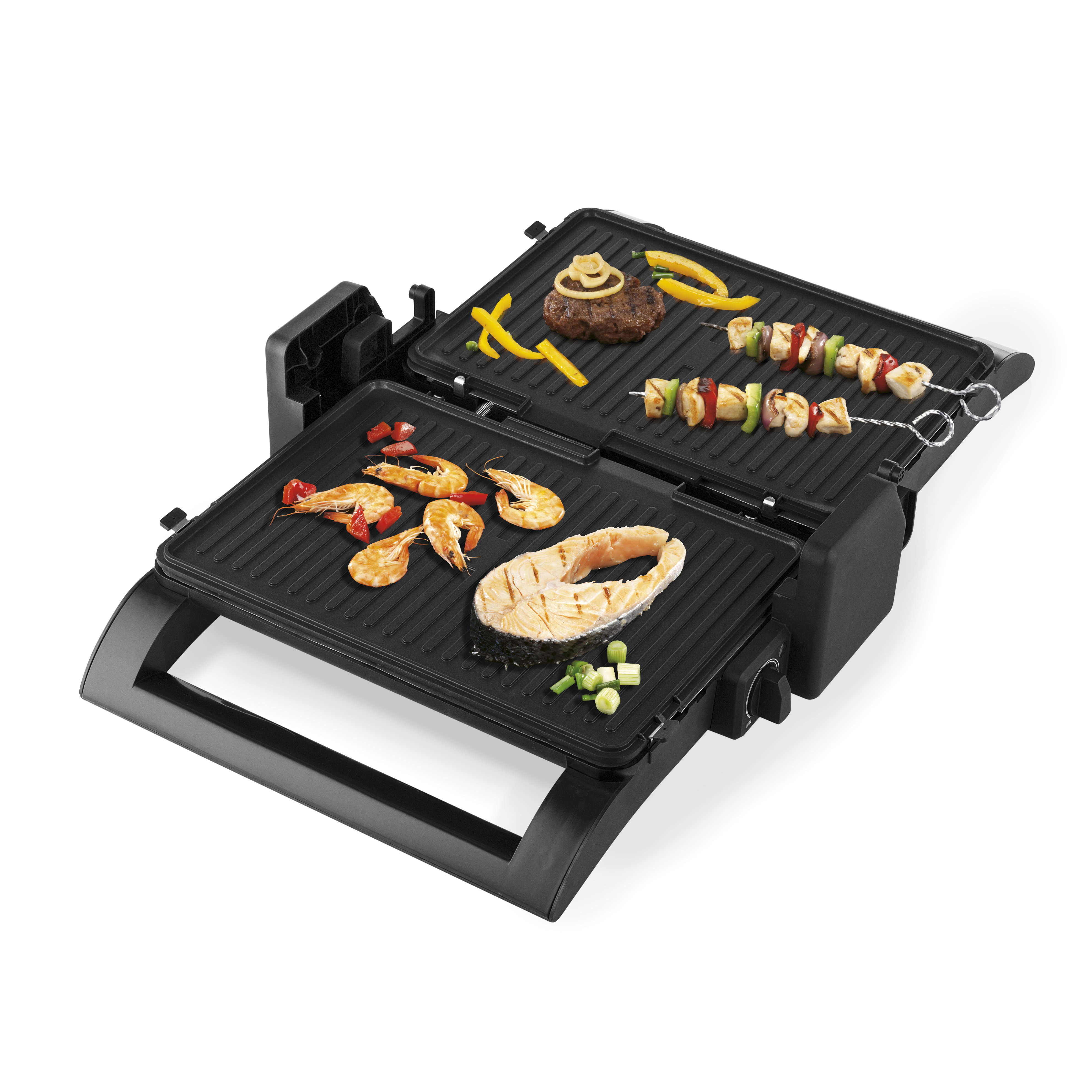 Offener schwarzer Grill mit Essen: Garnelen, Lachs, Burger, Spieße und Paprika. Weißer Hintergrund.